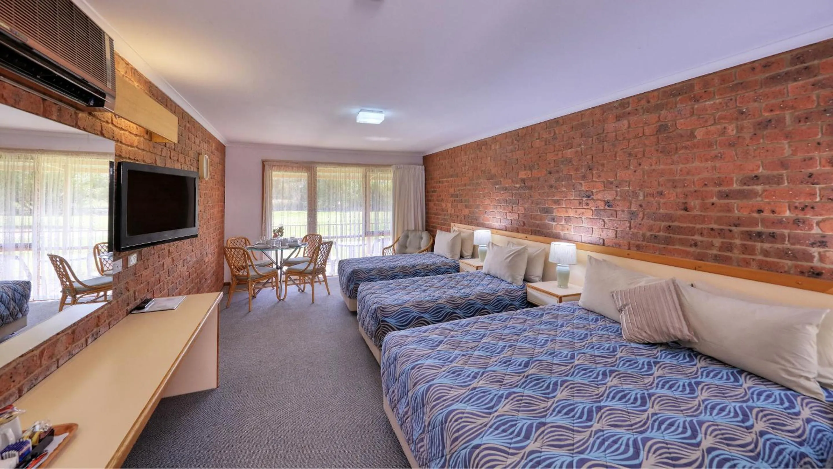 Photo of the whole room, Bed in Tooleybuc Club Motor Inn