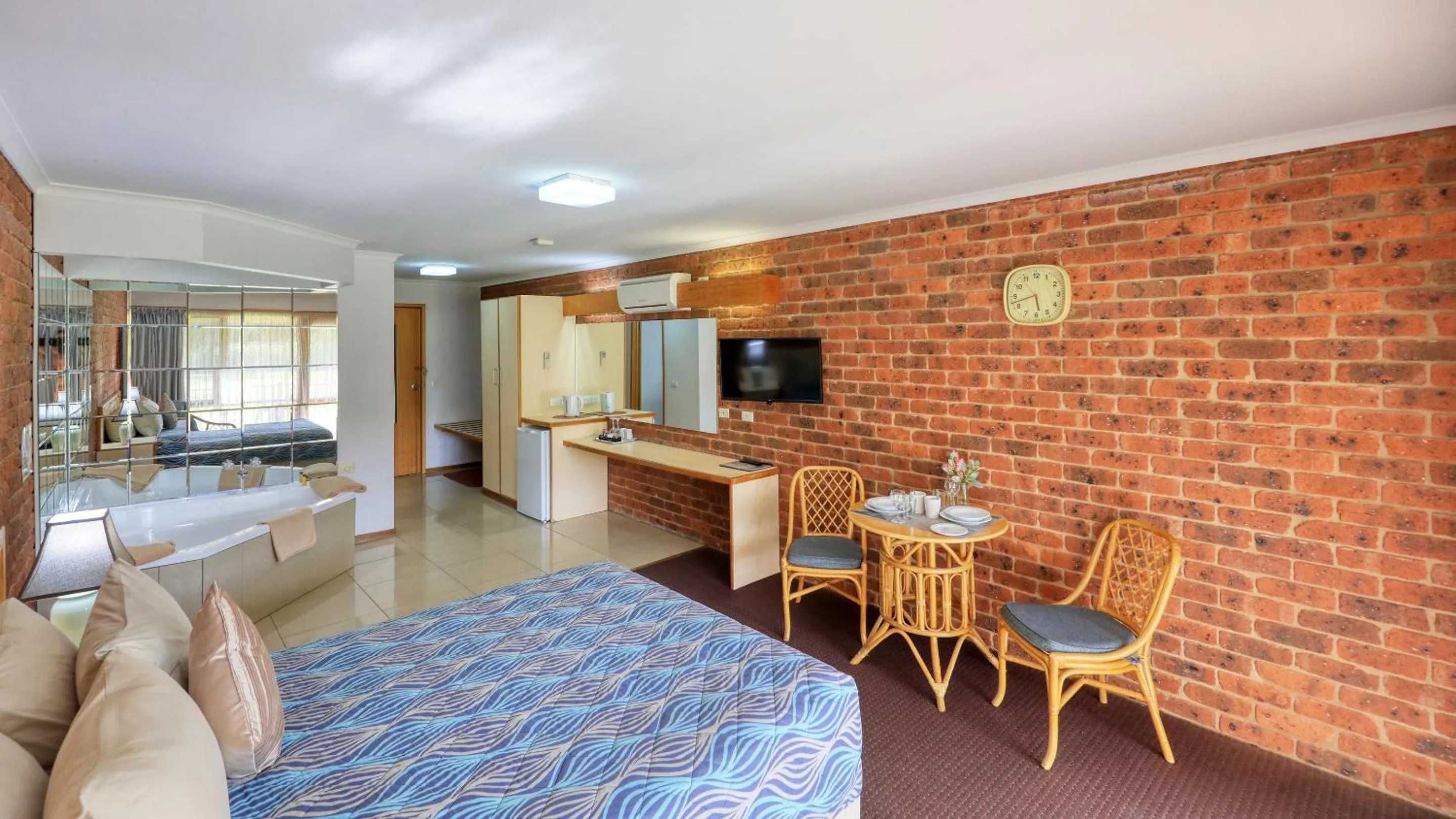 Photo of the whole room in Tooleybuc Club Motor Inn