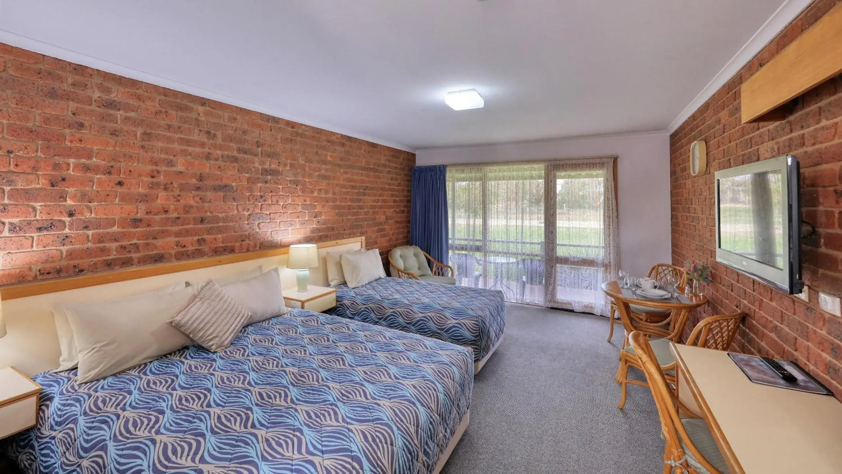 Deluxe Twin Room in Tooleybuc Club Motor Inn Deluxe Twin Room in Tooleybuc Club Motor Inn