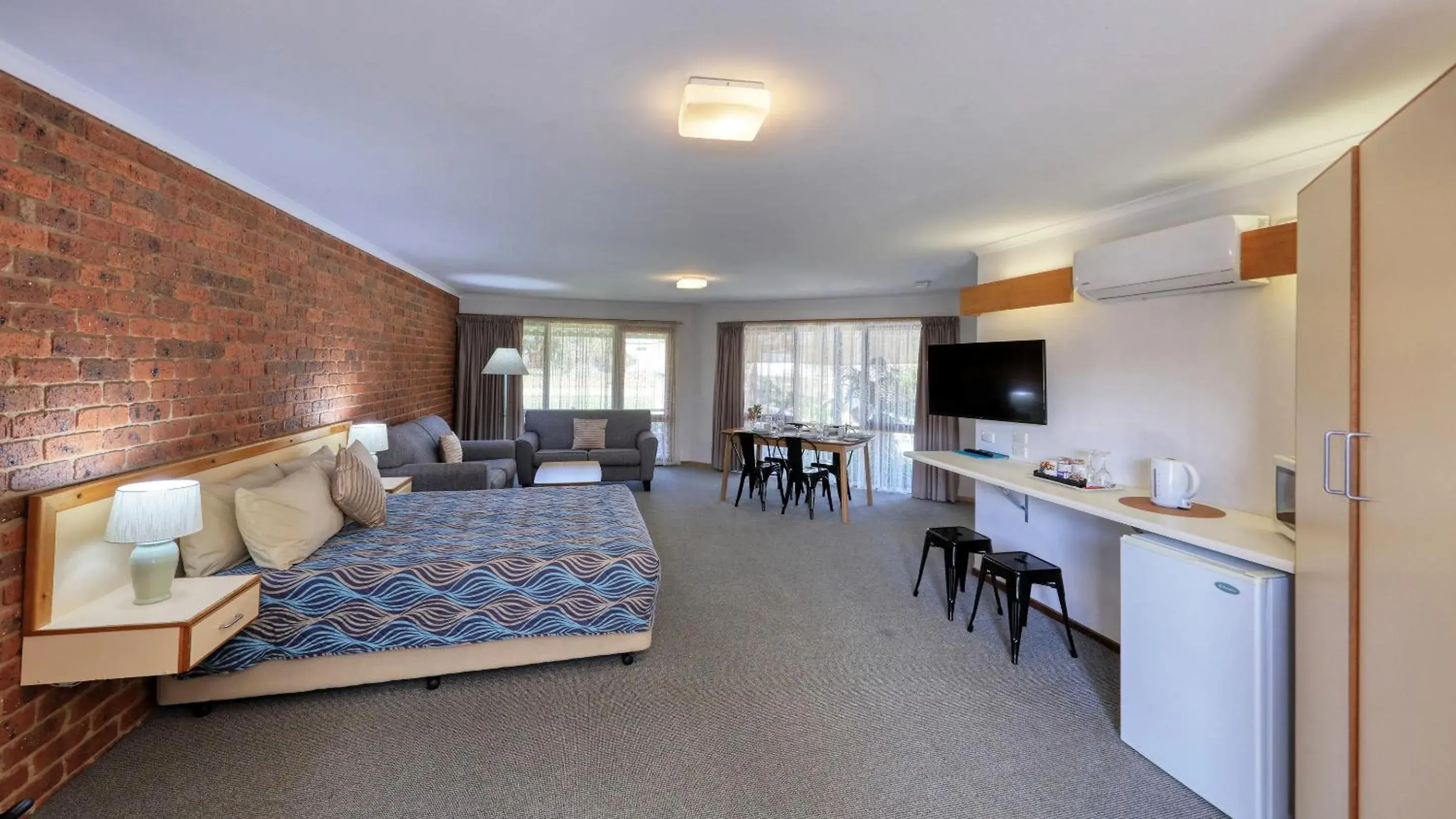 Family Room with Balcony in Tooleybuc Club Motor Inn Family Room with Balcony in Tooleybuc Club Motor Inn