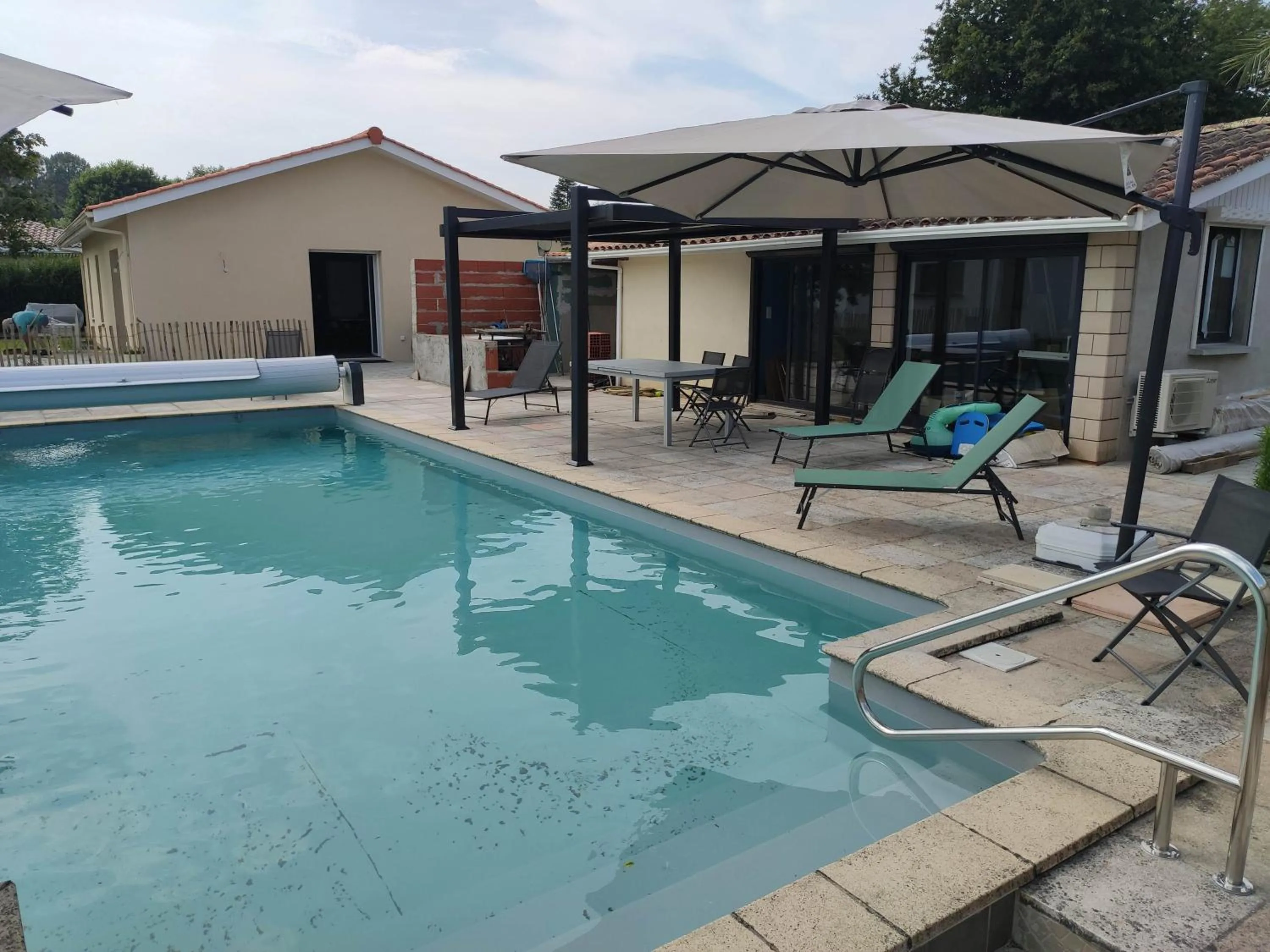 Three-Bedroom House in 2 Maisons de 3 et 2 chambres avec grande piscine commune
