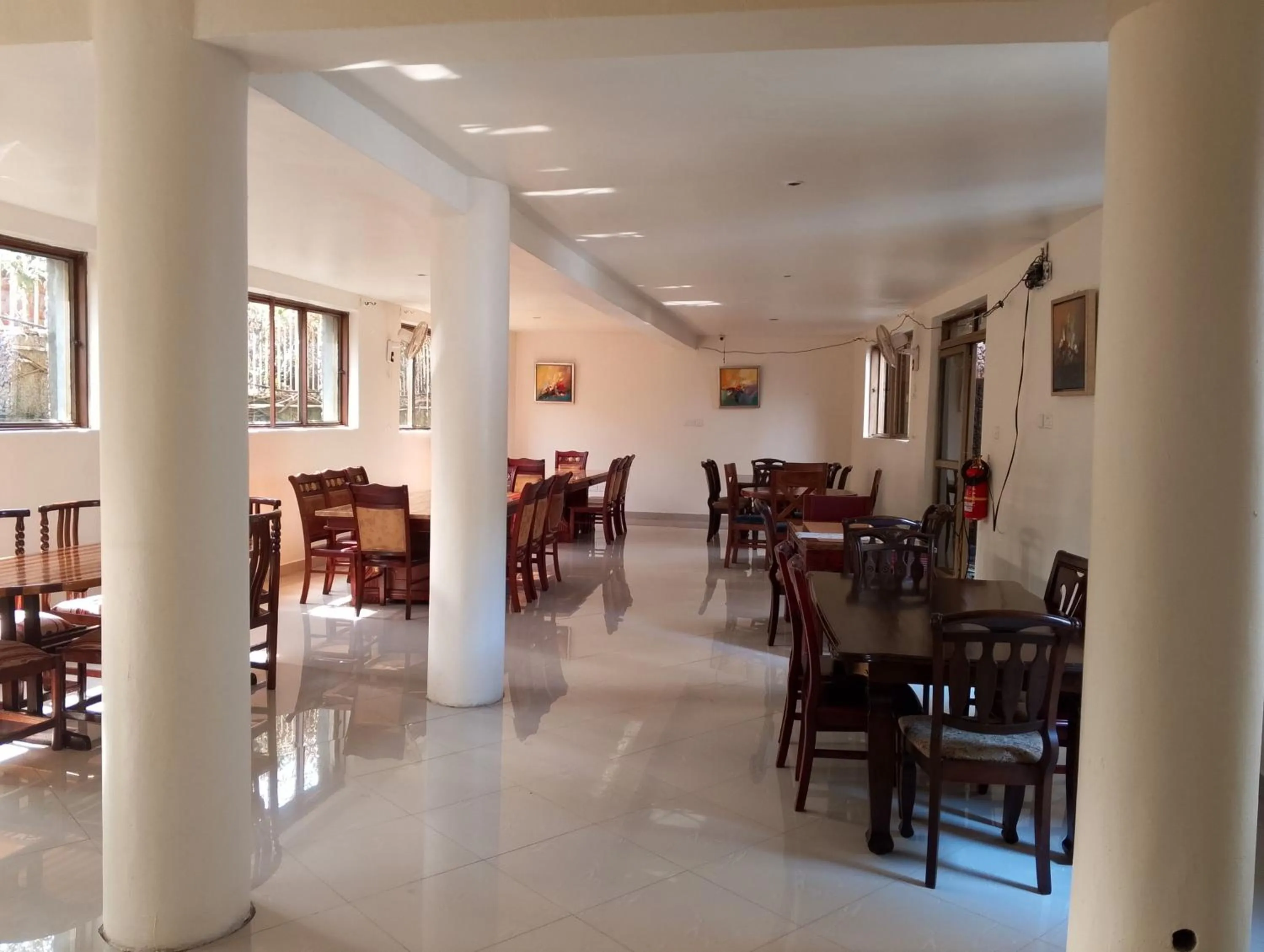 Dining area in DISCOVERY COURTS HOTEL