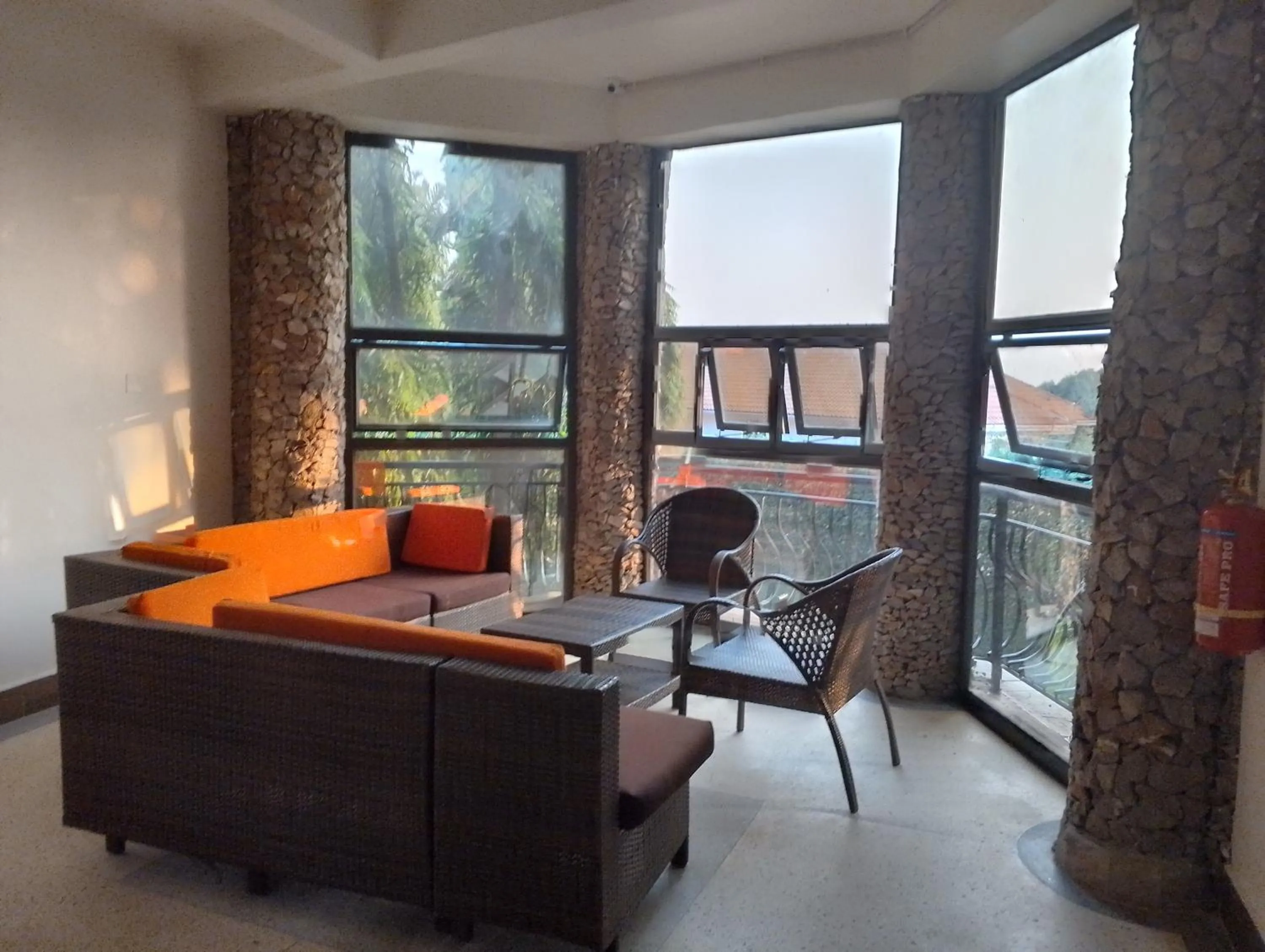 Seating area in DISCOVERY COURTS HOTEL