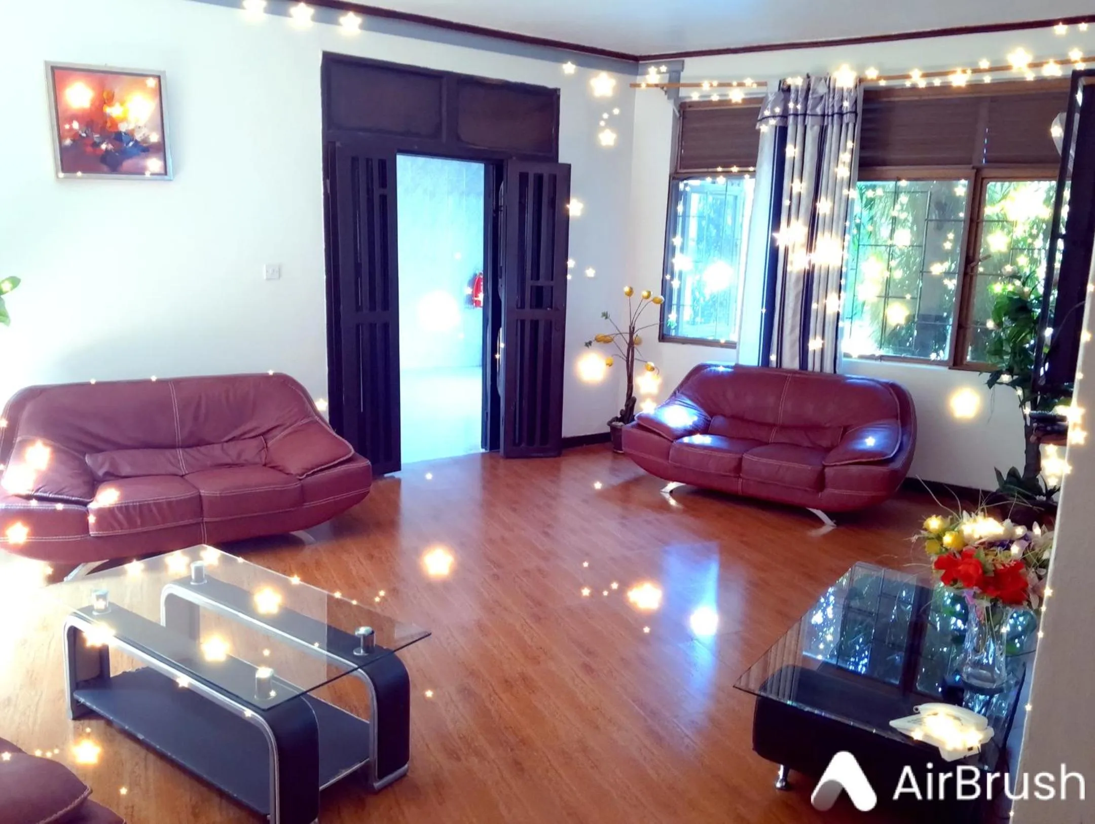 Communal lounge/ TV room in DISCOVERY COURTS HOTEL