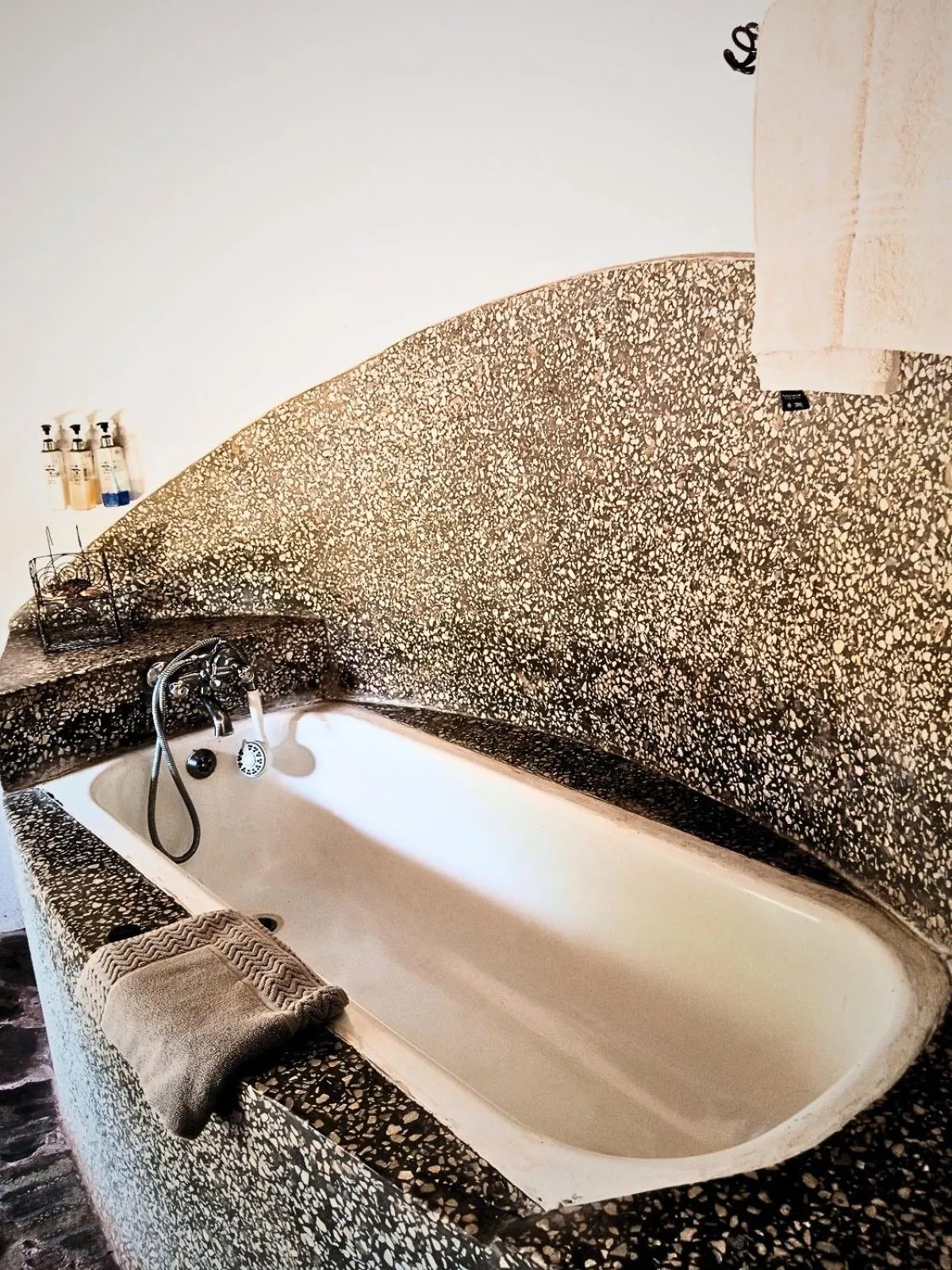 Bath in Munga Eco-Lodge