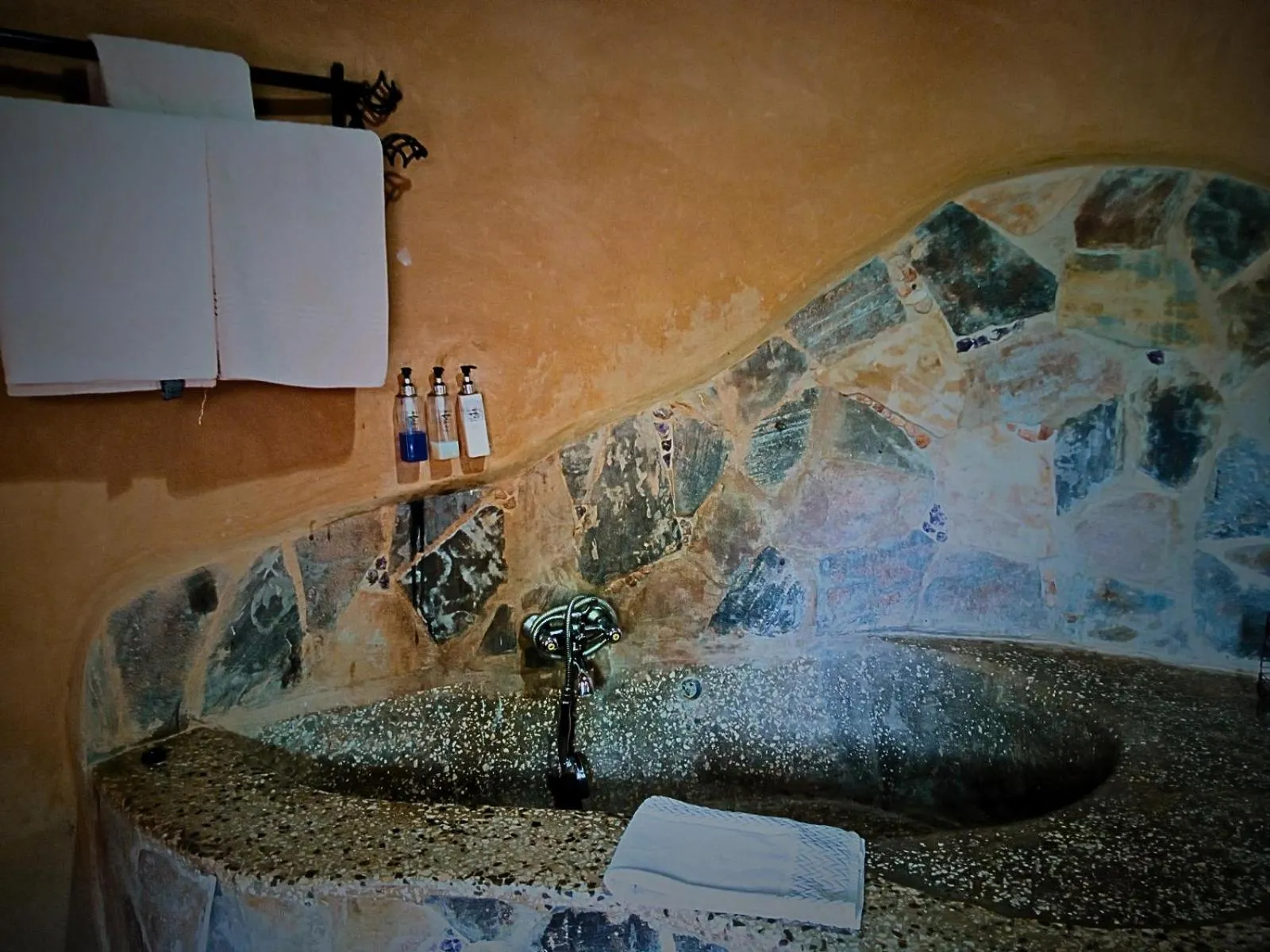 Bath in Munga Eco-Lodge