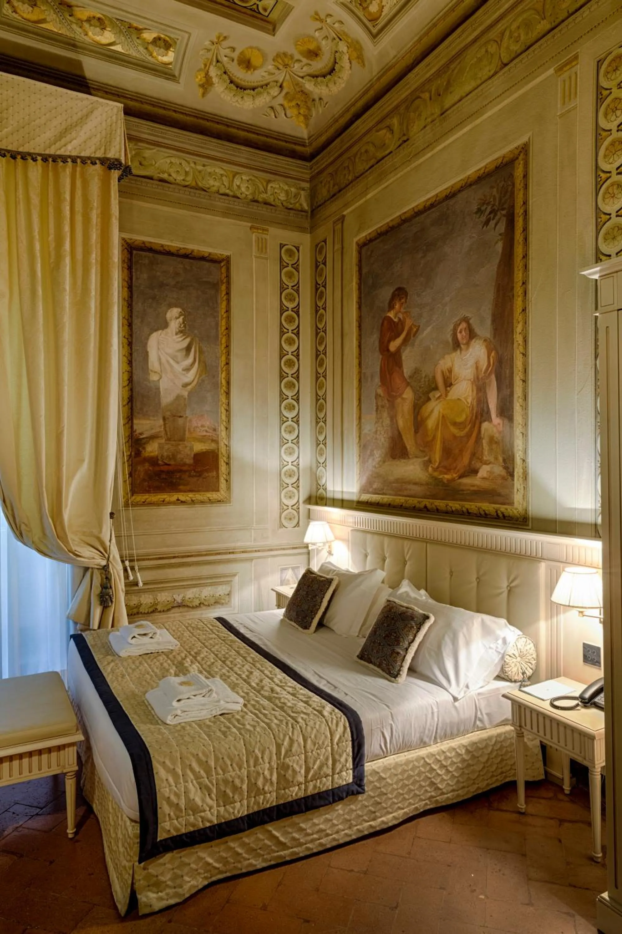 Bedroom, Bed in Palazzo Guicciardini