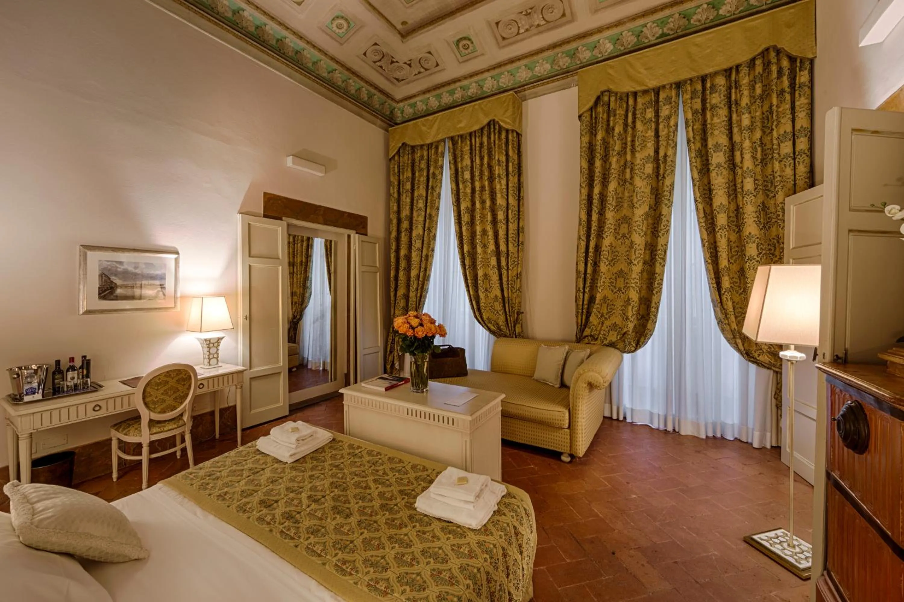Photo of the whole room, Bed in Palazzo Guicciardini