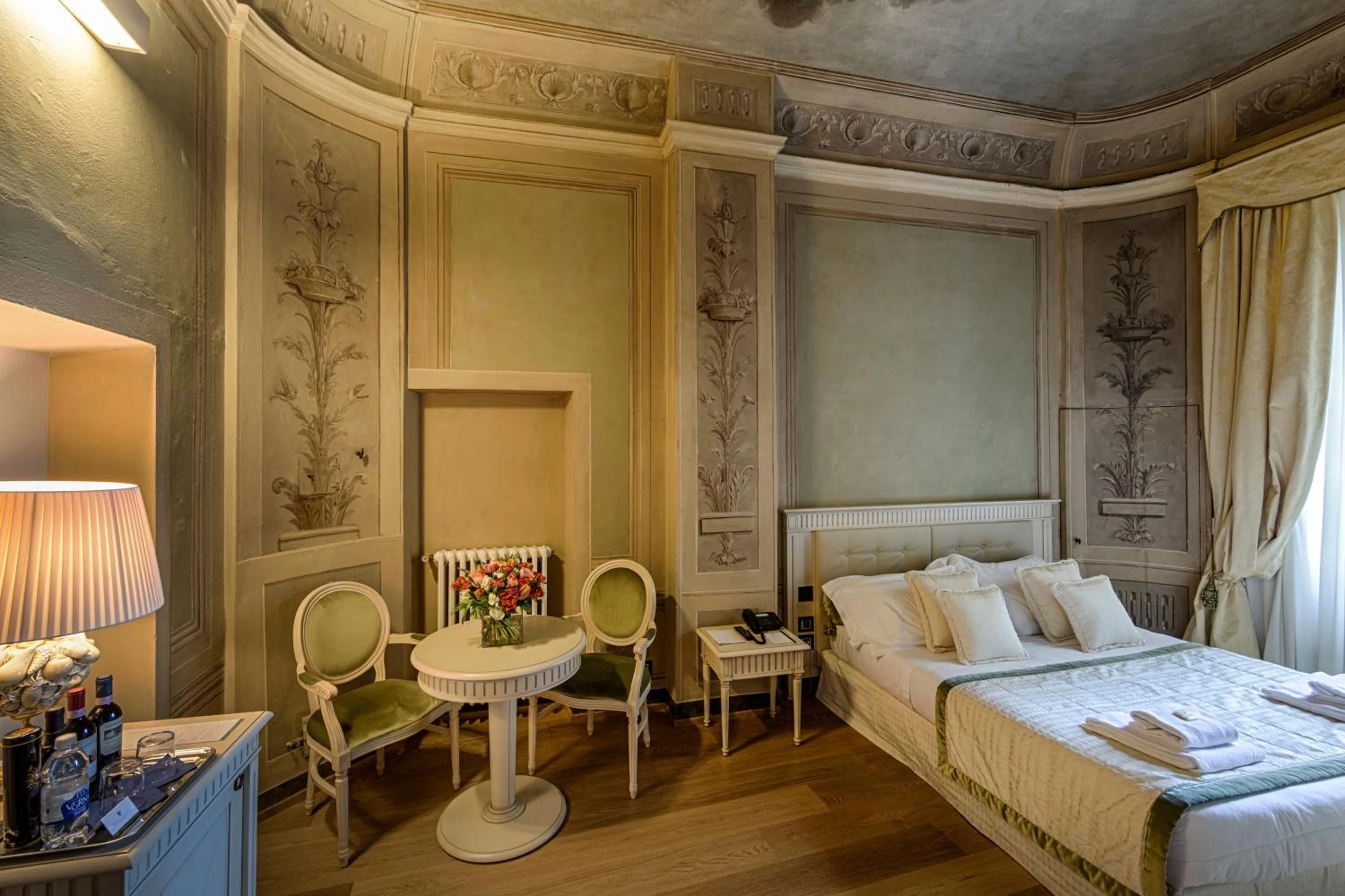 Photo of the whole room, Bed in Palazzo Guicciardini
