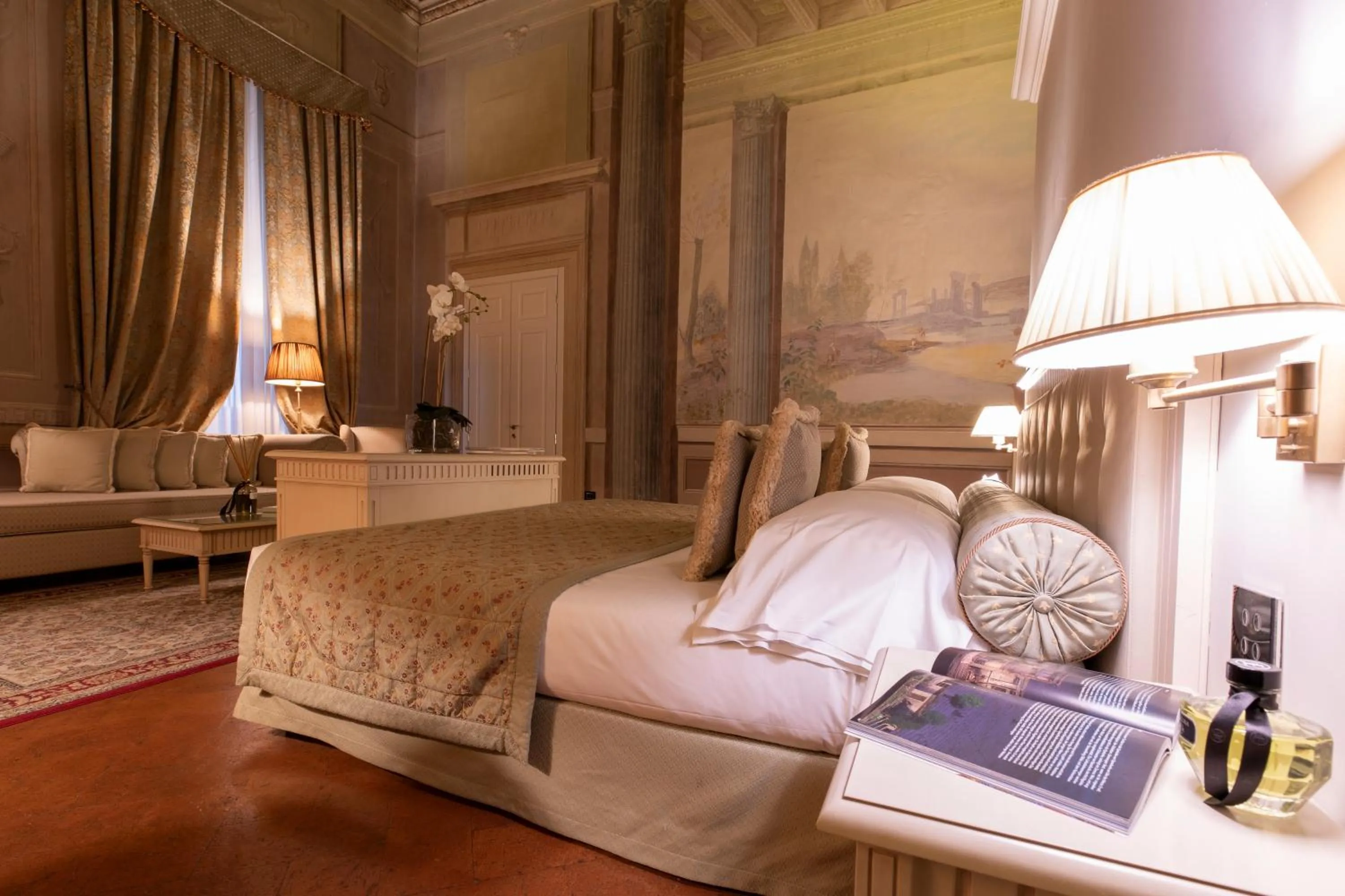 Bedroom, Bed in Palazzo Guicciardini