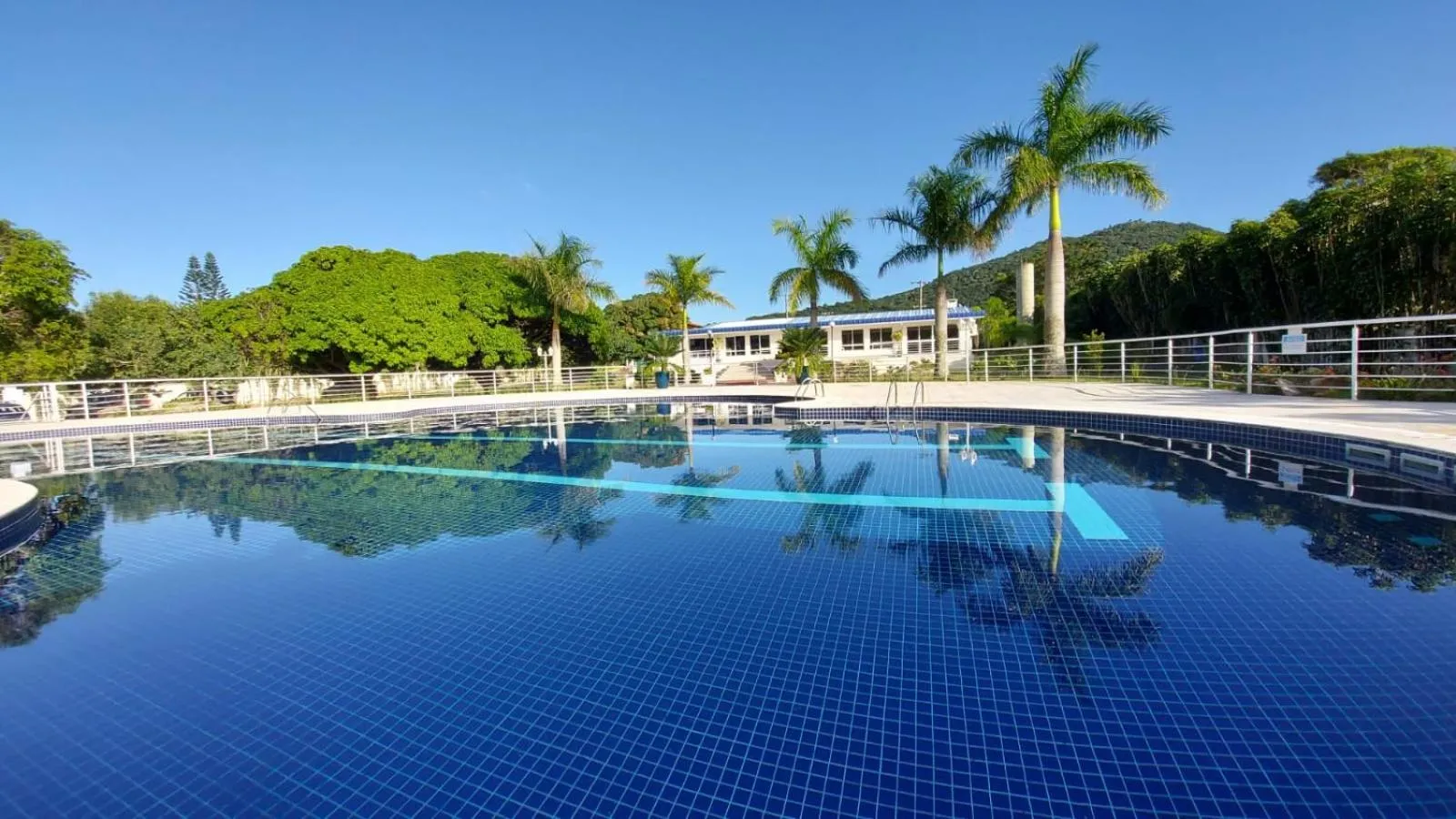 Apto 2 quartos completo em Condomínio Clube a 350 metros da praia do Campeche