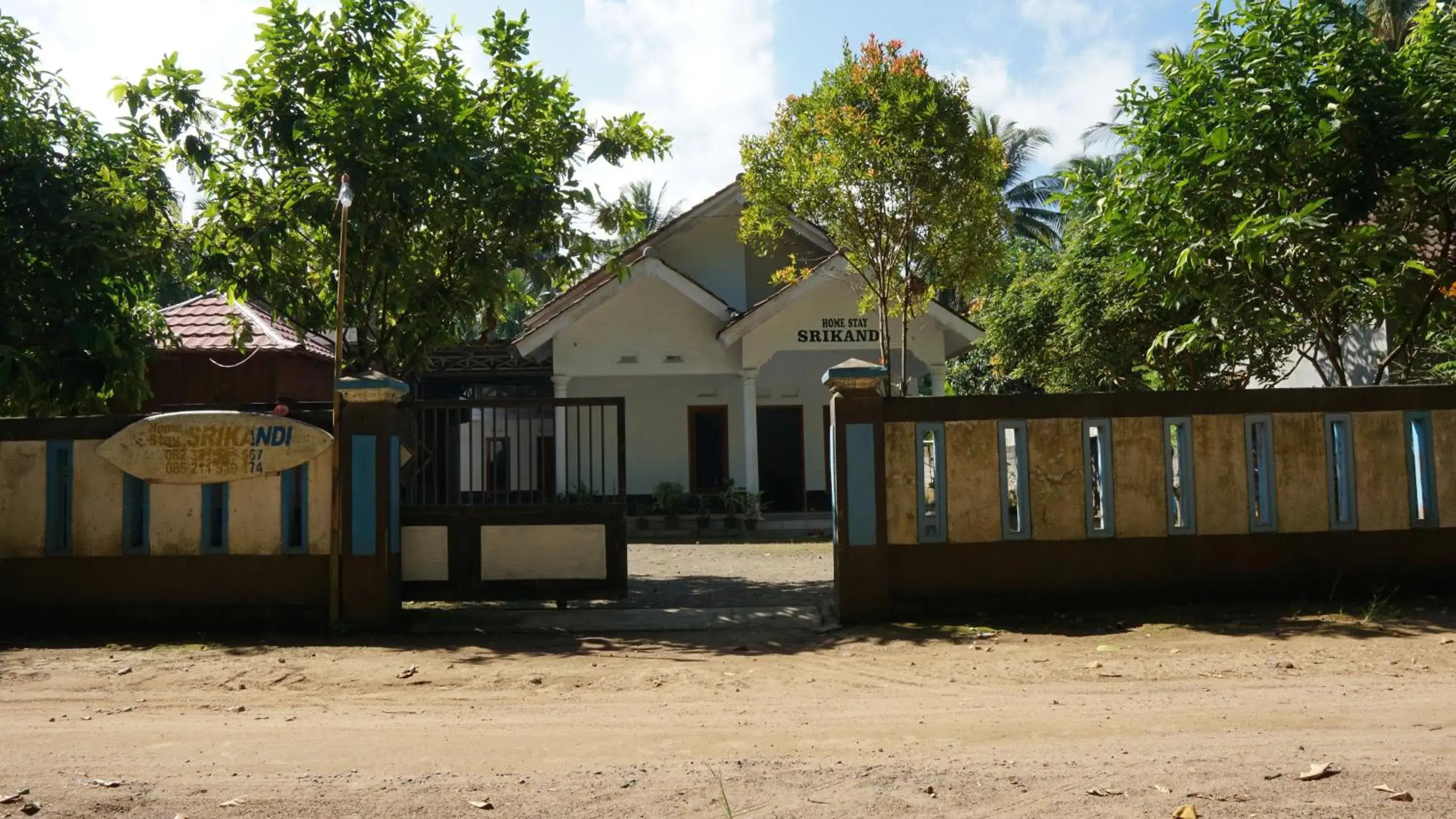 Facade/entrance in Hotel O Homestay Srikandi Pulau Merah BeachNearPantai Pancer Facade/entrance in Hotel O Homestay Srikandi Pulau Merah BeachNearPantai Pancer