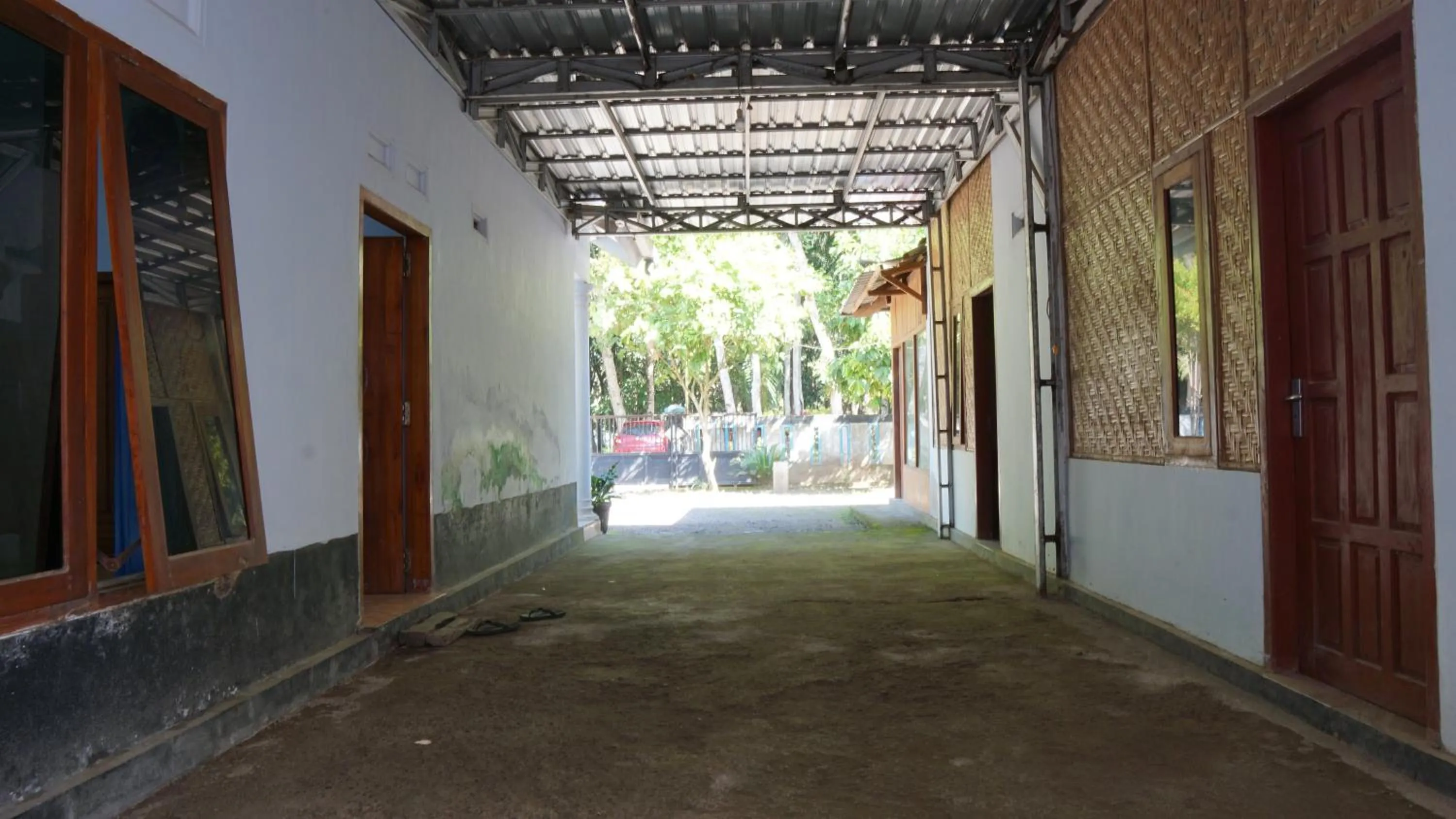 Lobby or reception in Hotel O Homestay Srikandi Pulau Merah BeachNearPantai Pancer