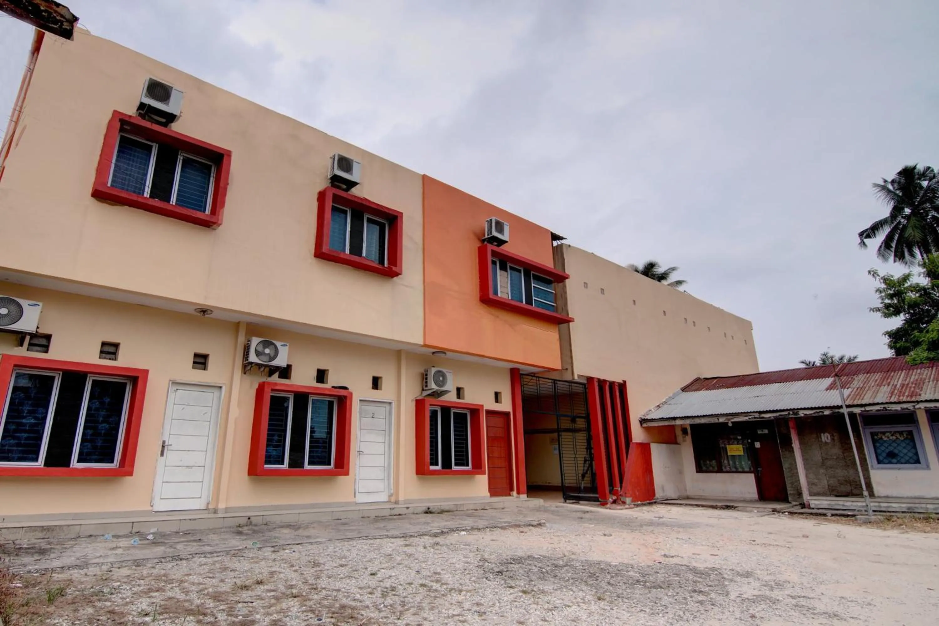 Facade/entrance in Hotel O Jasmine House Syariah Near Masjid Nurul Ikhwan