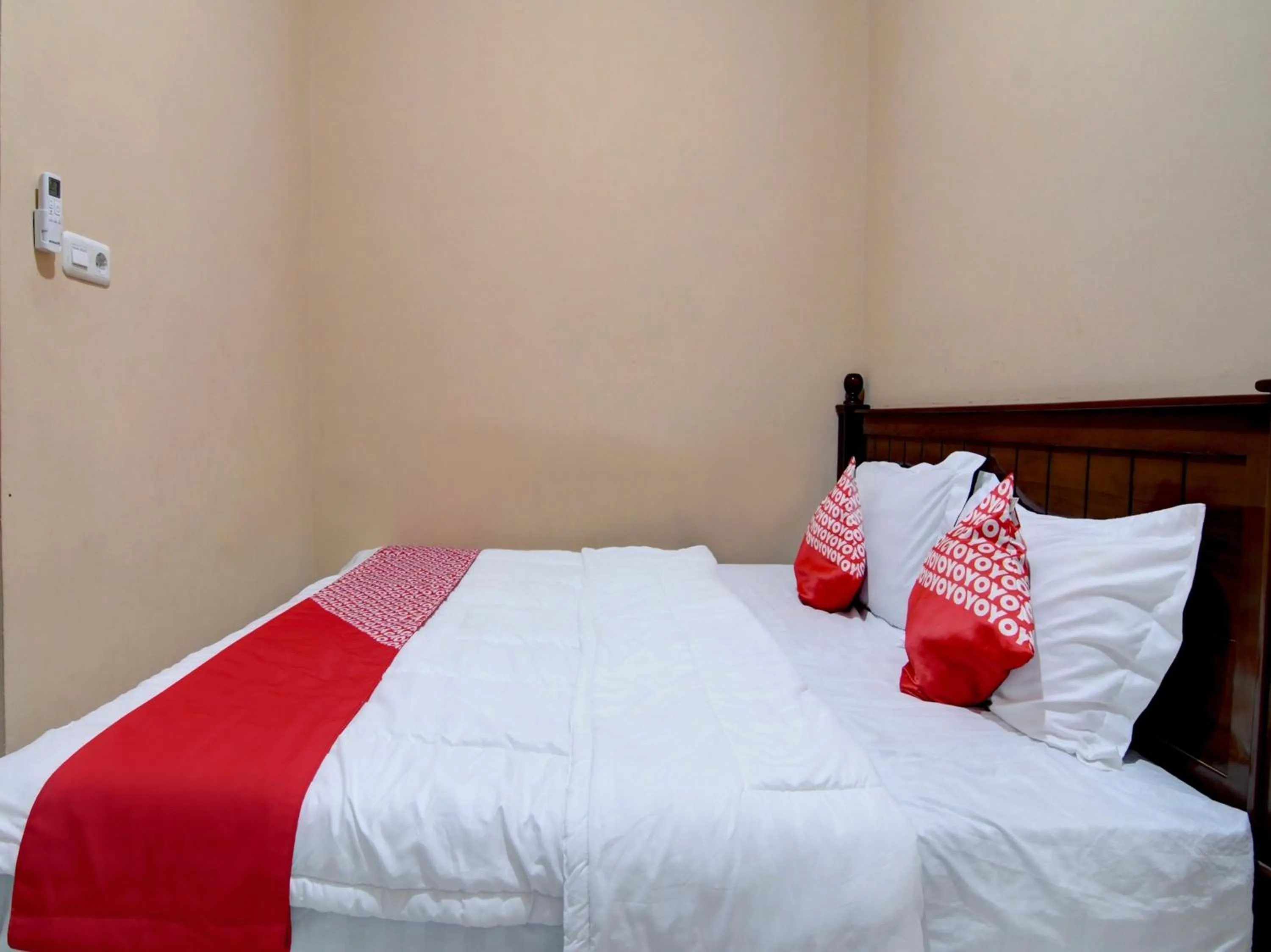 Bedroom, Bed in Hotel O Jasmine House Syariah Near Masjid Nurul Ikhwan