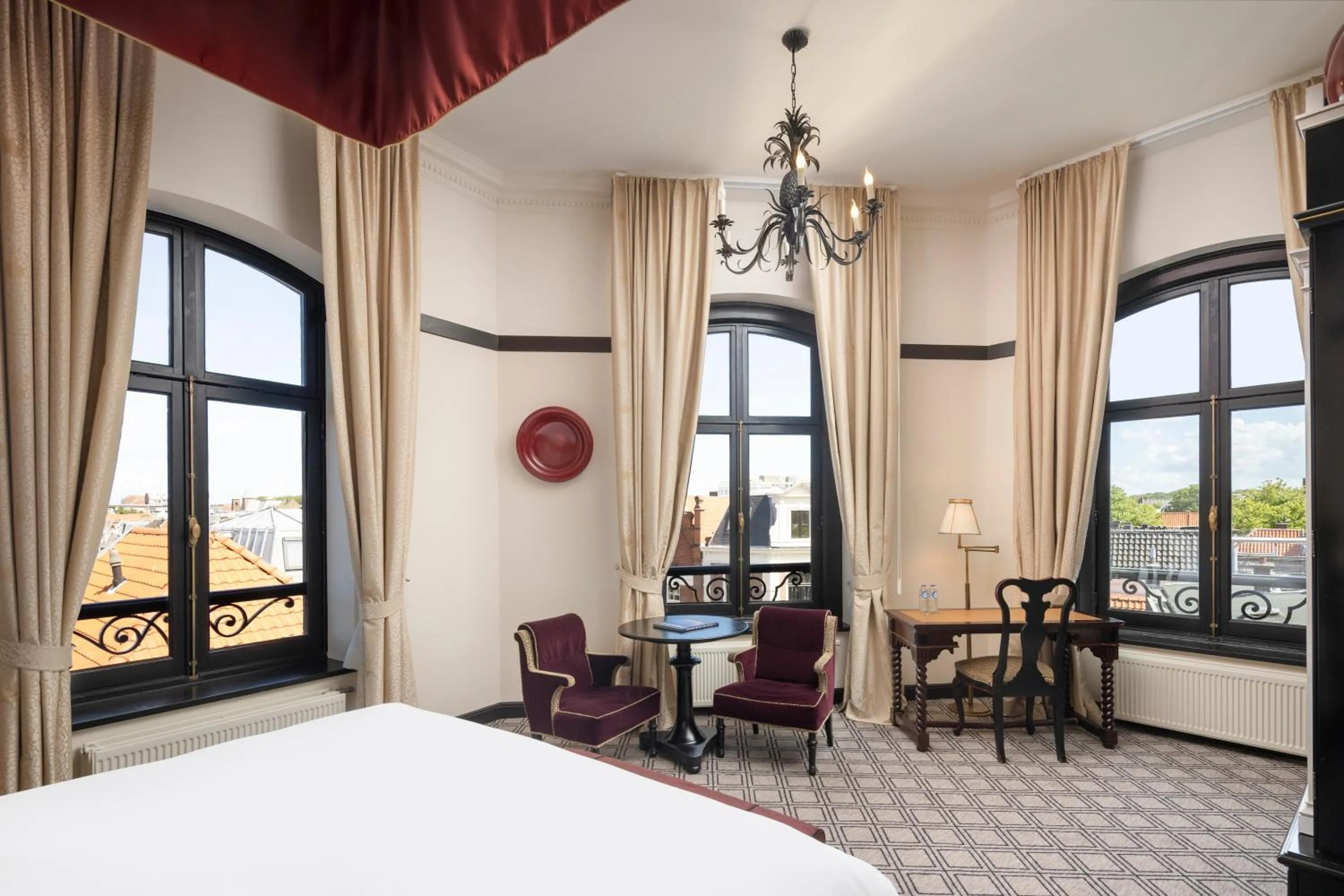 Seating area, Bed in Hotel Des Indes The Hague