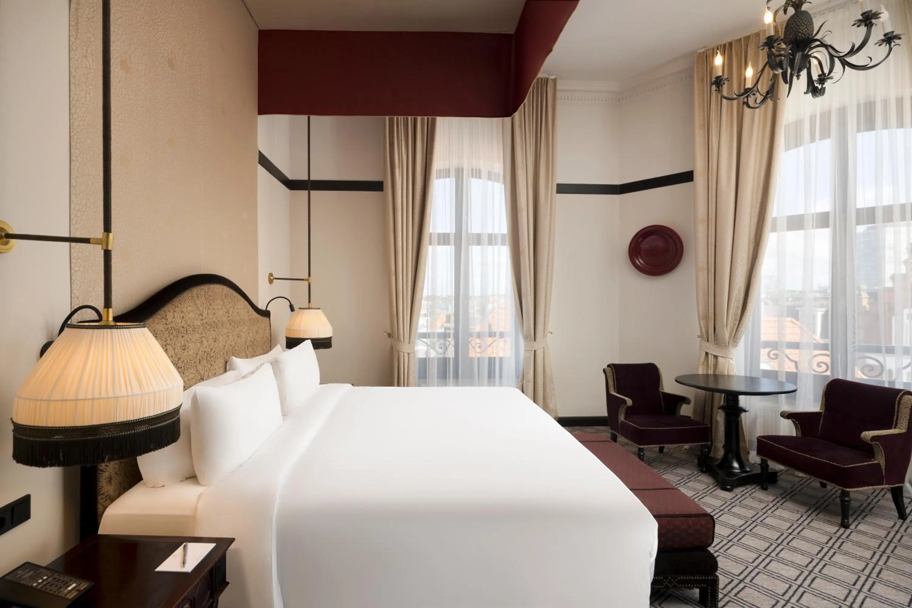 Seating area, Bed in Hotel Des Indes The Hague