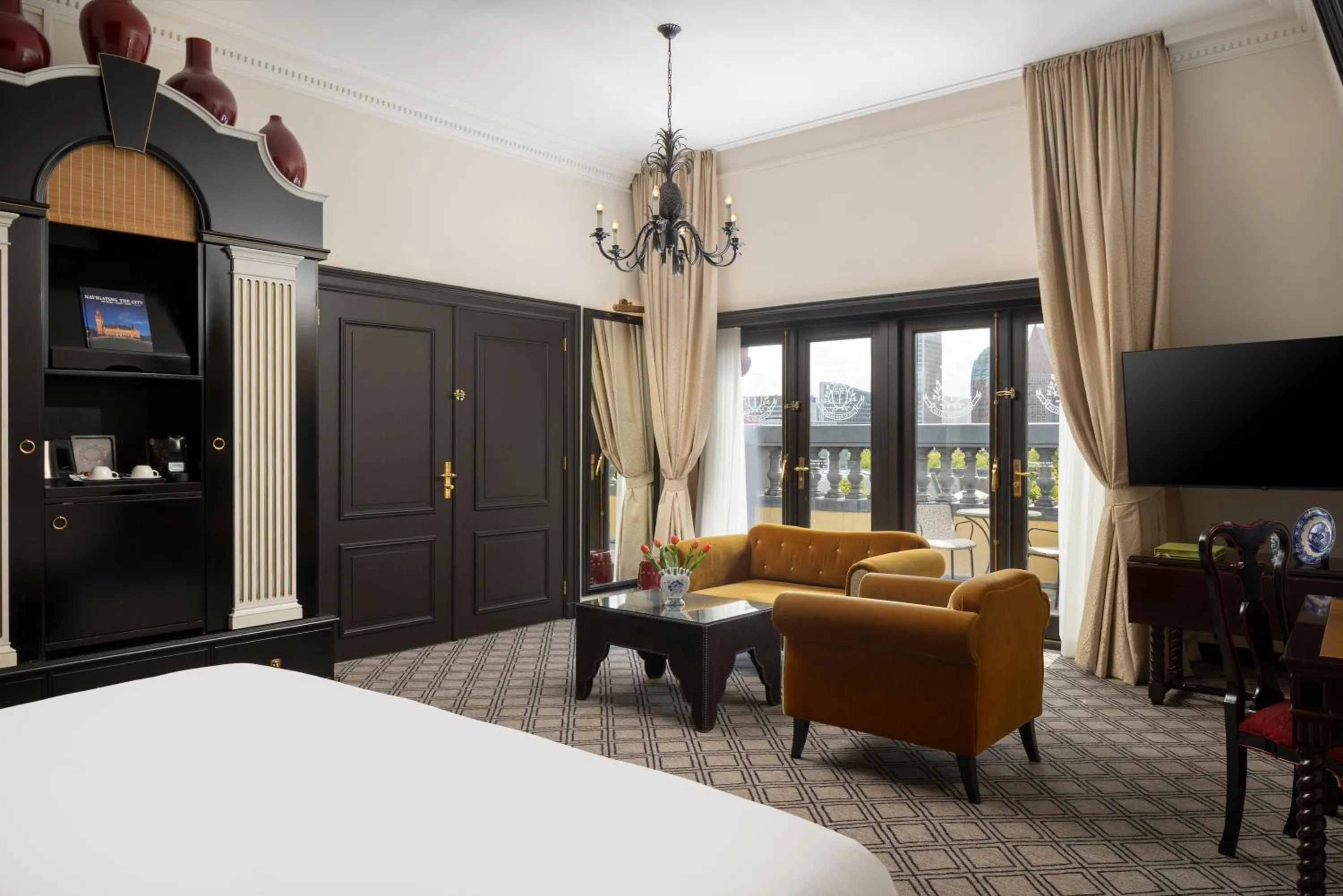 Seating area, Bed in Hotel Des Indes The Hague