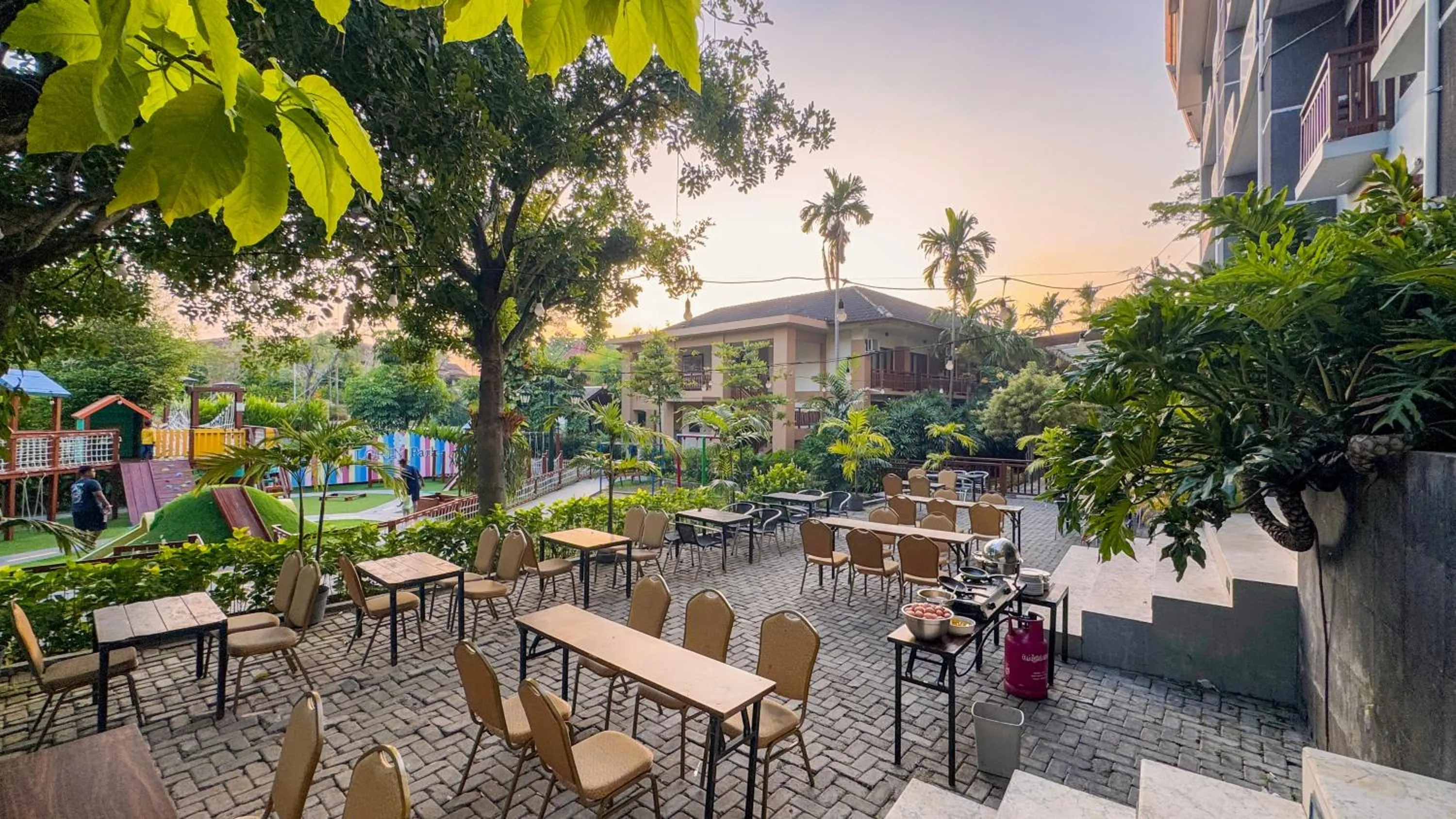 Restaurant/places to eat in Lorin Dwangsa Solo Hotel