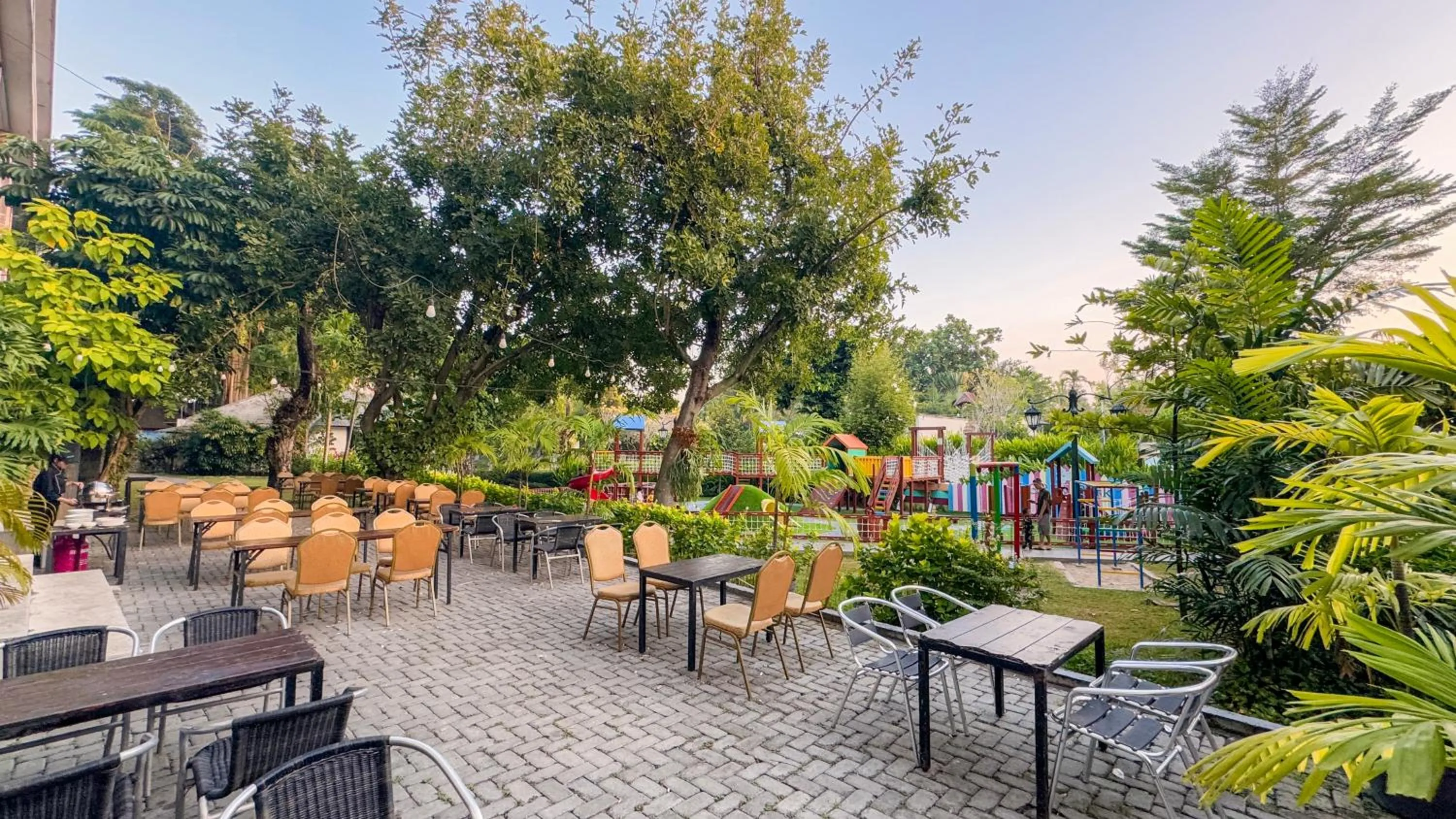 Restaurant/places to eat in Lorin Dwangsa Solo Hotel