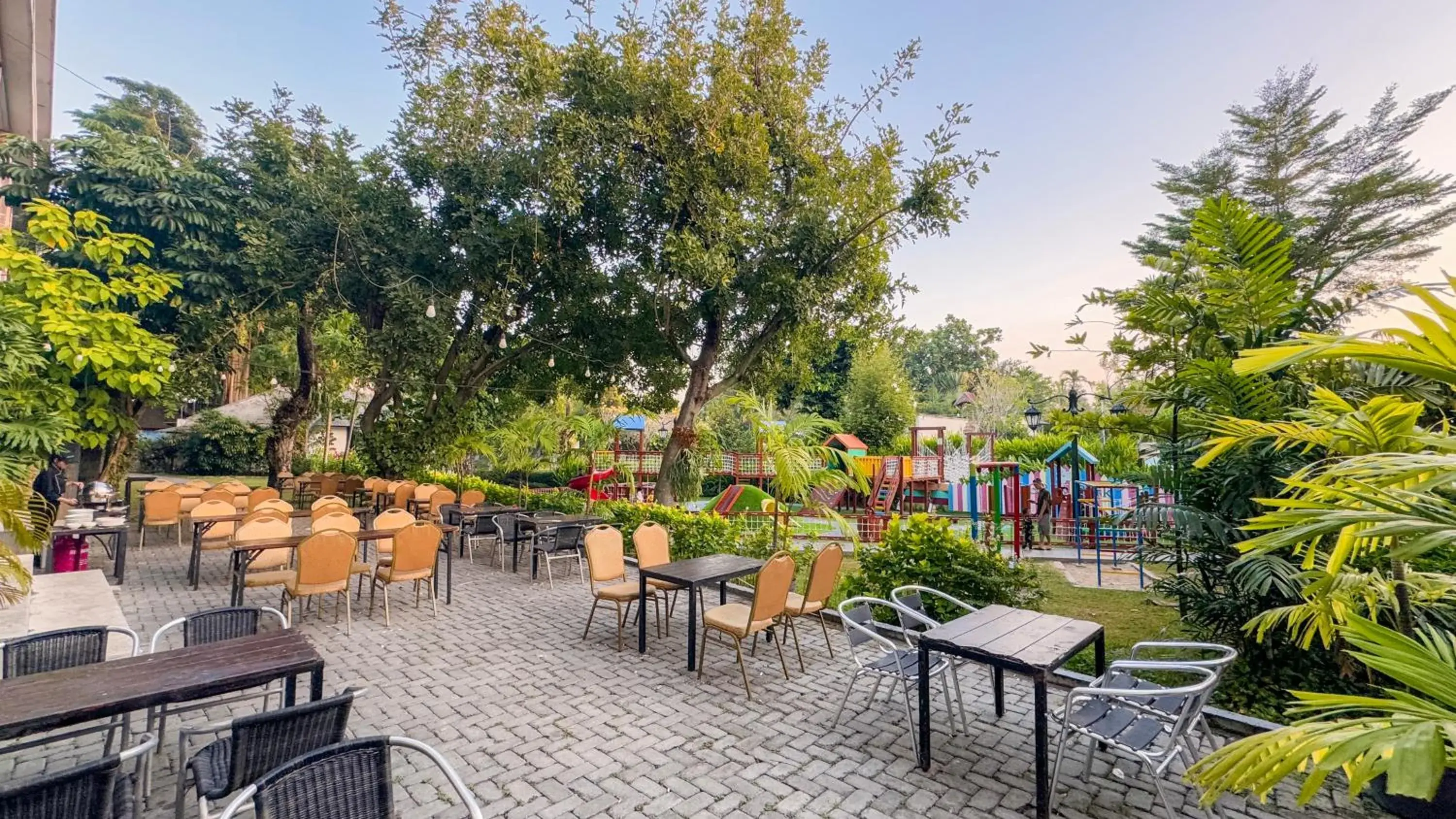 Restaurant/places to eat in Lorin Dwangsa Solo Hotel Restaurant/places to eat in Lorin Dwangsa Solo Hotel