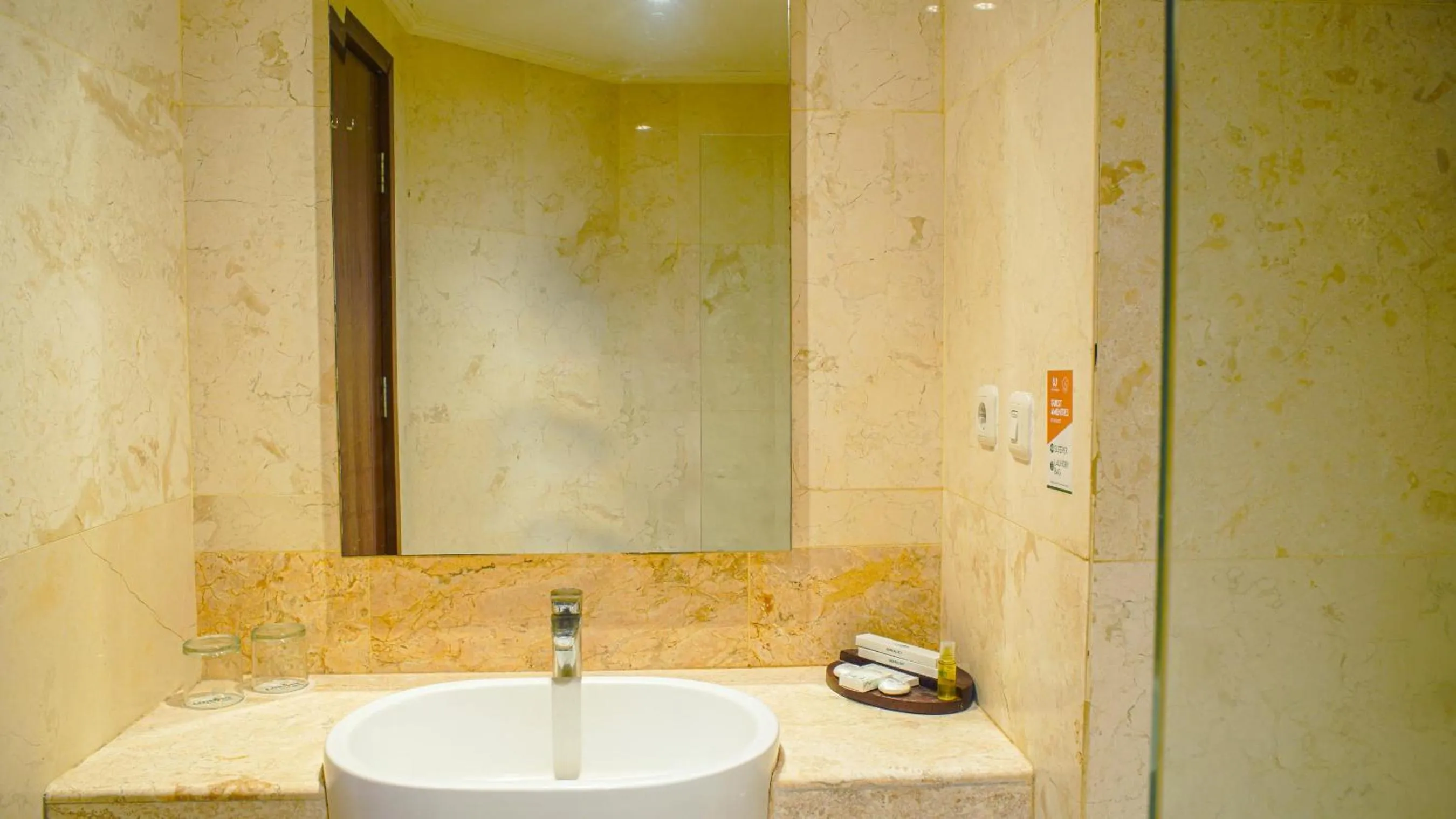 Bathroom in Lorin Dwangsa Solo Hotel