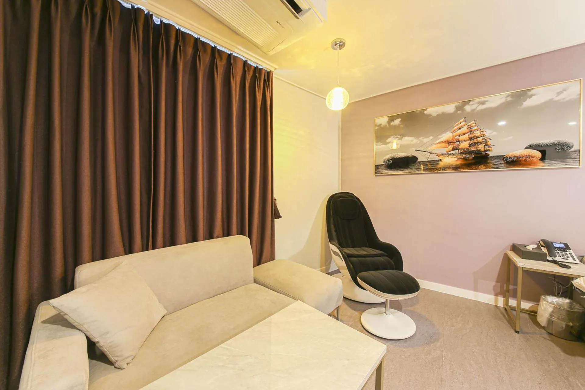 Seating area in Brighton Hotel