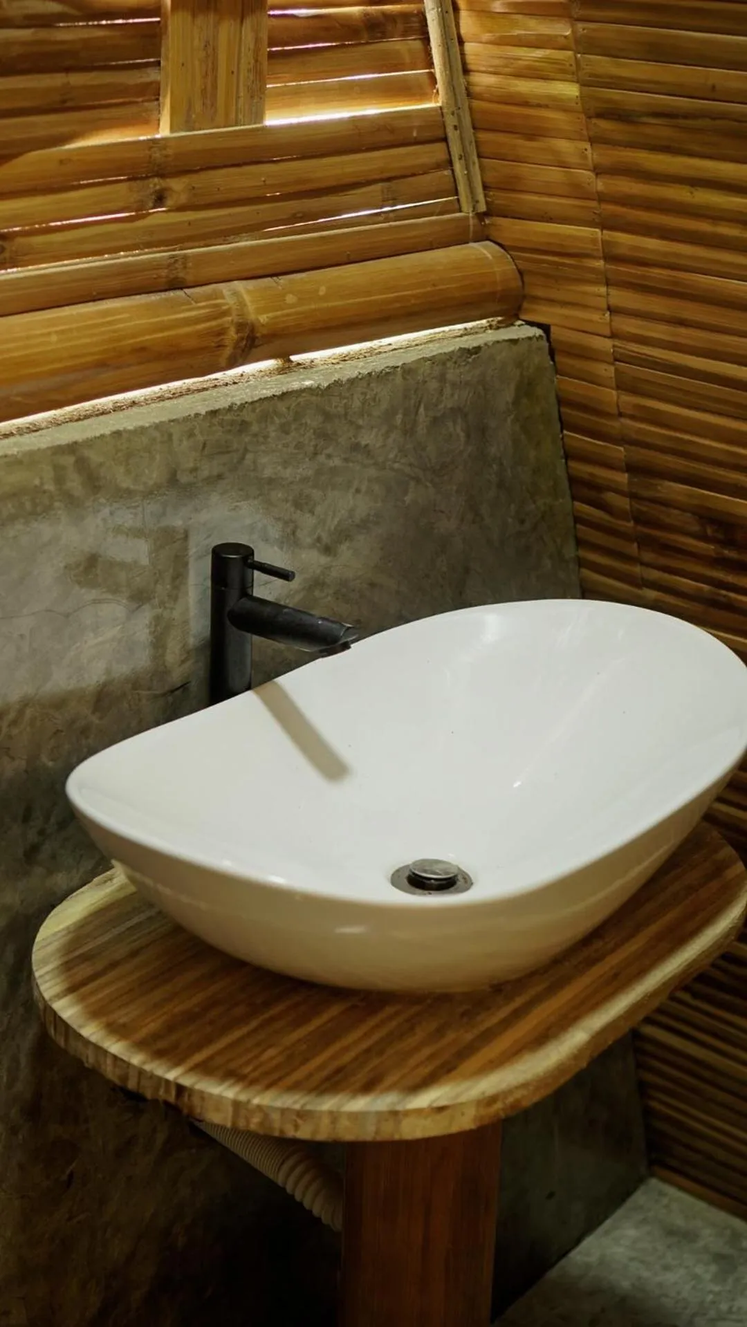 Toilet in The Backyard Inn