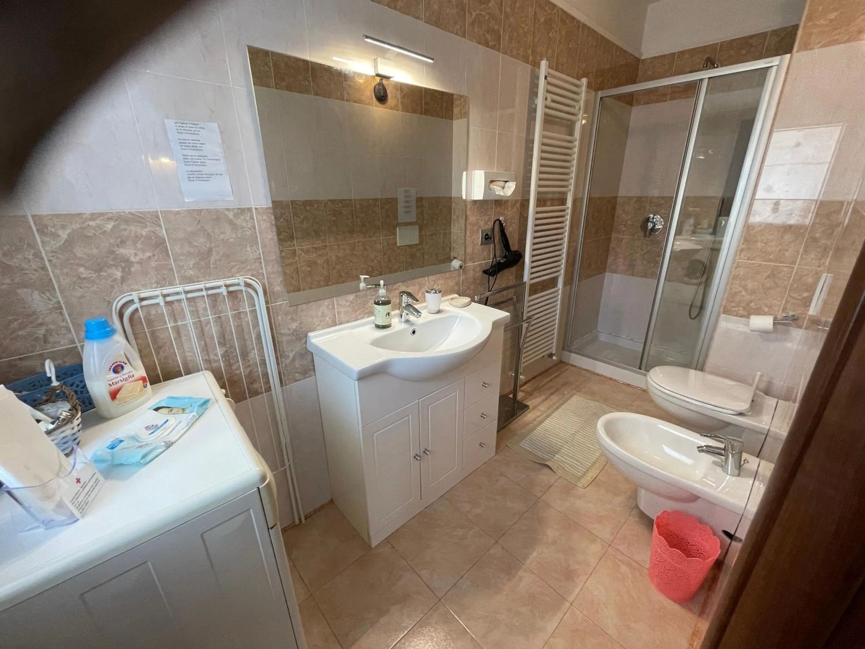 Shower in Hotel Diffuso Il Portichetto sulla collina a Vezio Perledo