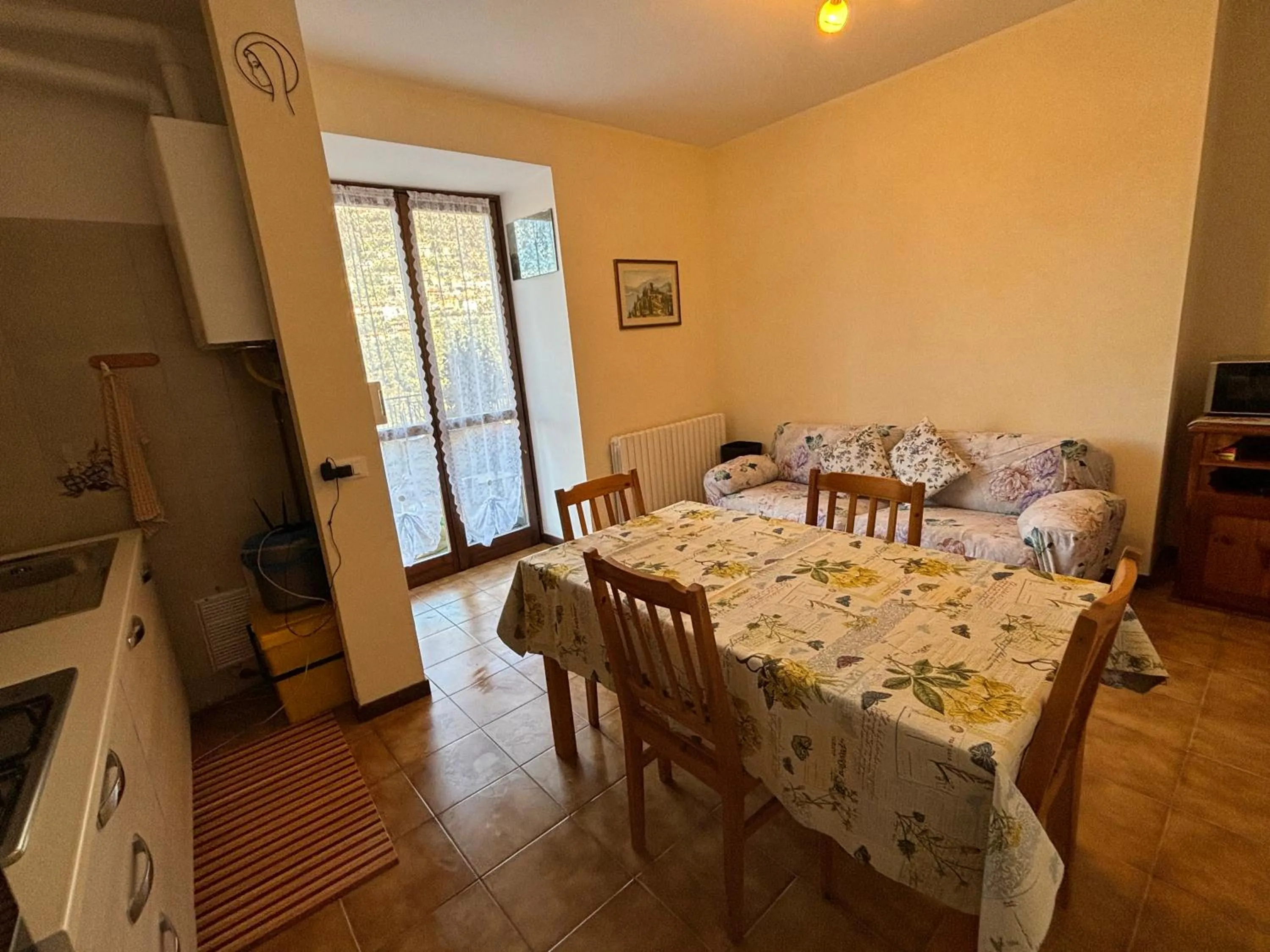 TV and multimedia in Hotel Diffuso Il Portichetto sulla collina a Vezio Perledo