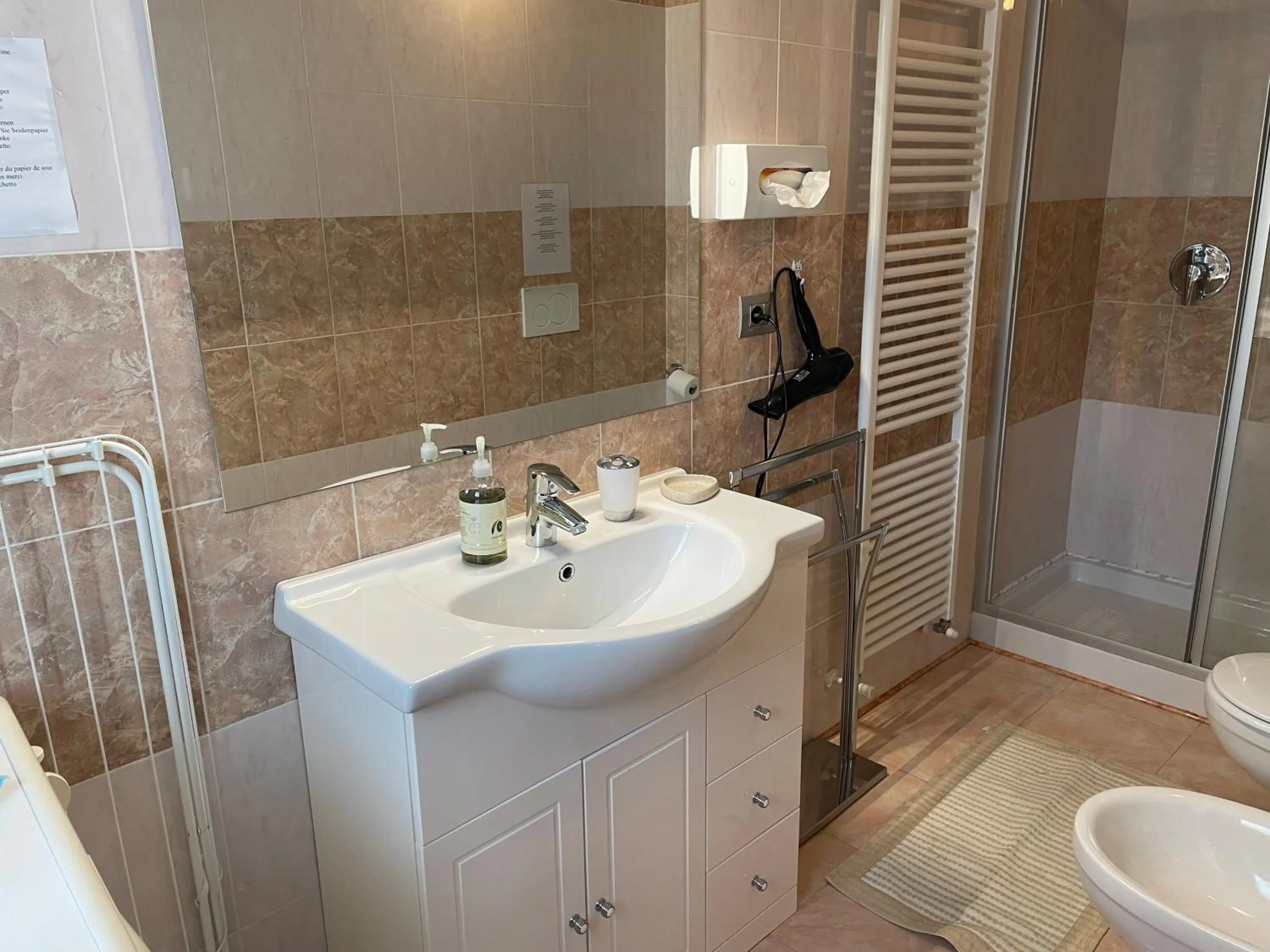 Shower in Hotel Diffuso Il Portichetto sulla collina a Vezio Perledo