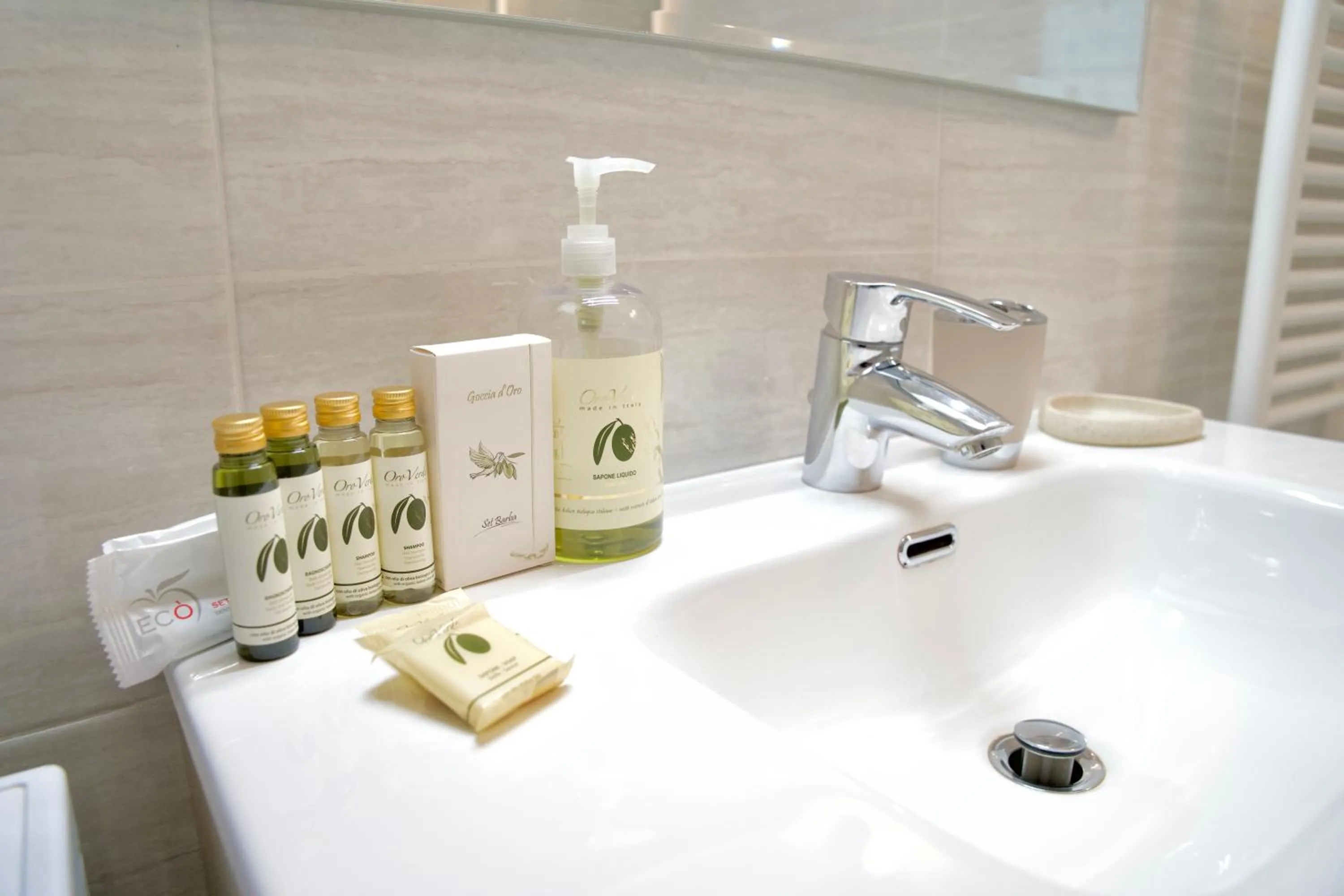 Bathroom in Hotel Diffuso Il Portichetto sulla collina a Vezio Perledo