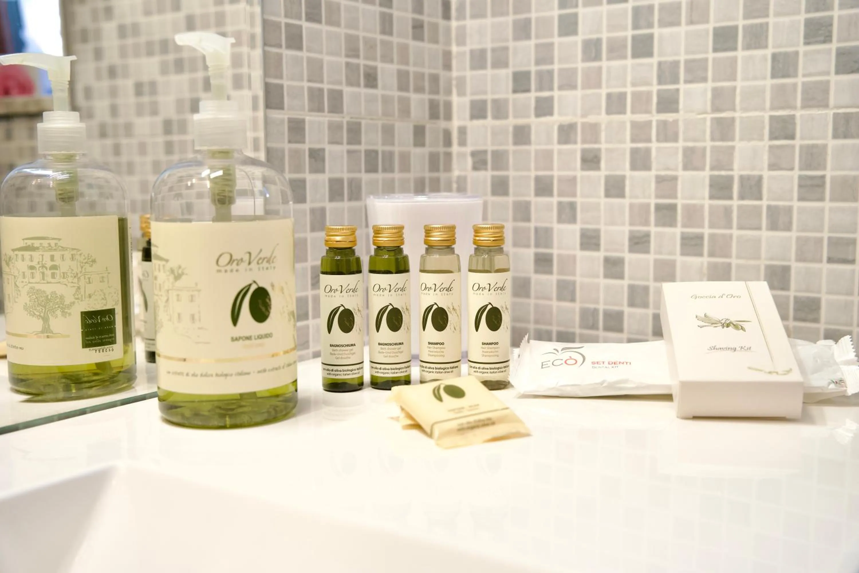 Bathroom in Hotel Diffuso Il Portichetto sulla collina a Vezio Perledo