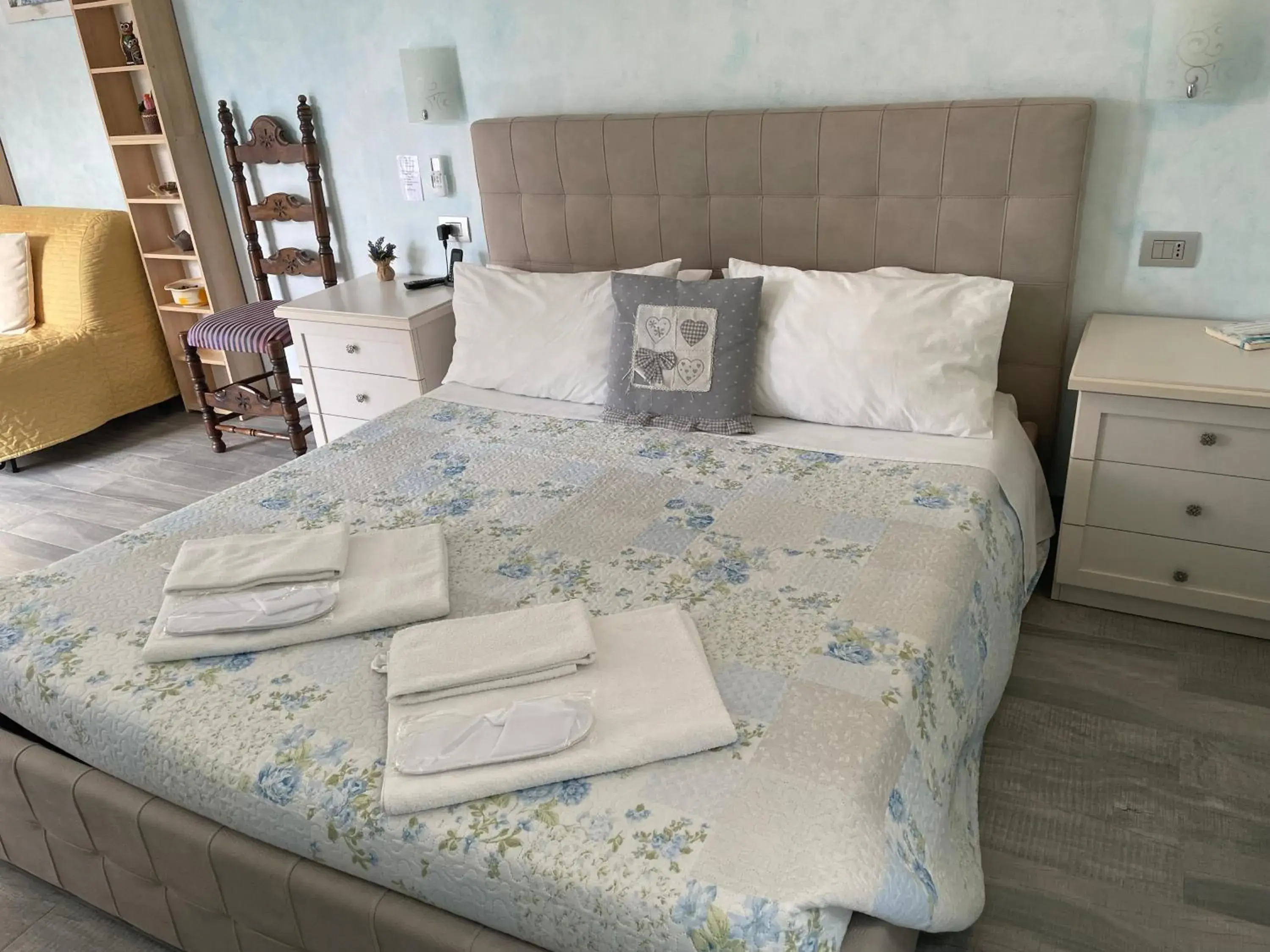 Double Room with Pool View in Hotel Diffuso Il Portichetto sulla collina a Vezio Perledo Double Room with Pool View in Hotel Diffuso Il Portichetto sulla collina a Vezio Perledo