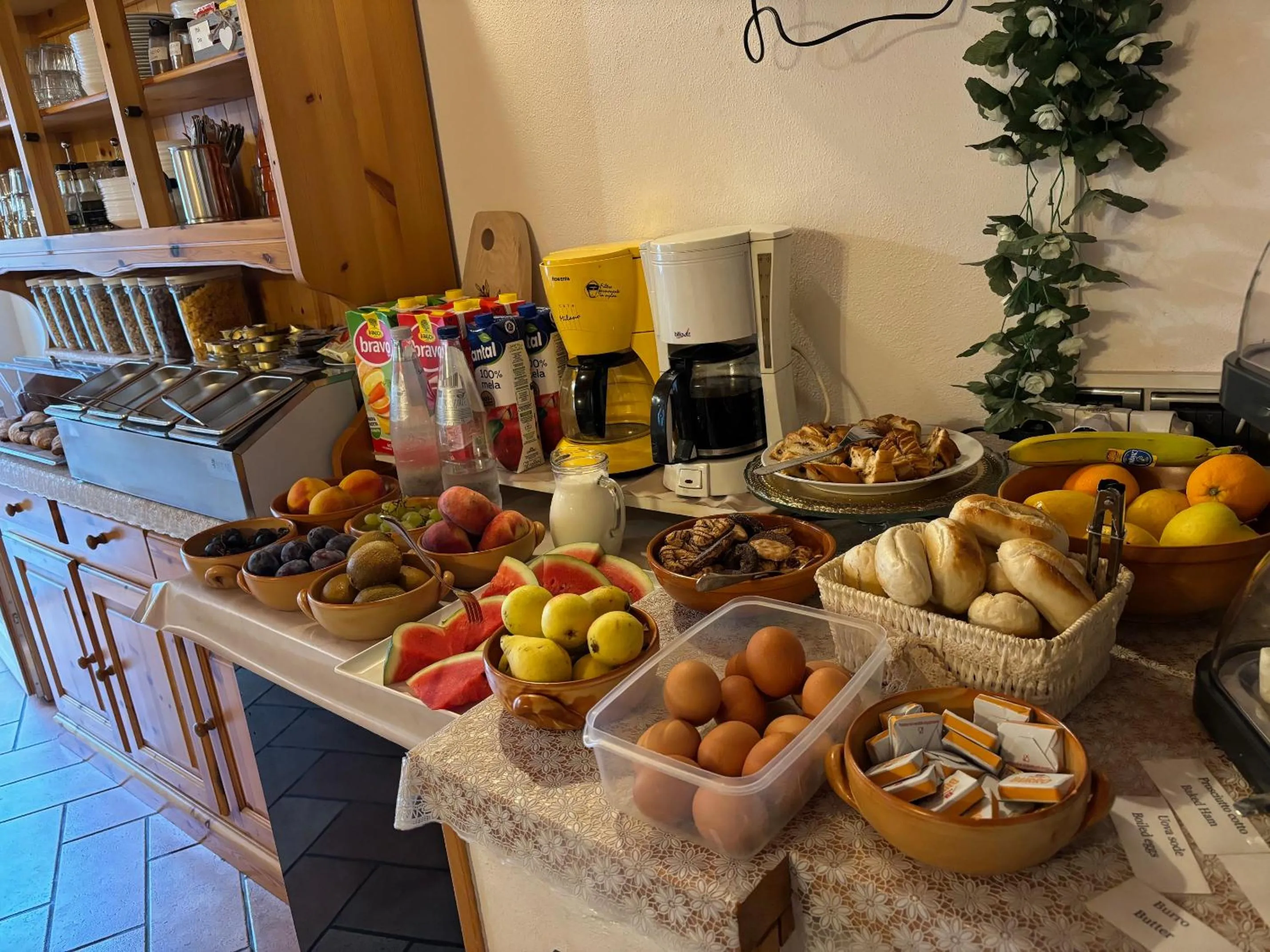 Breakfast in Hotel Diffuso Il Portichetto sulla collina a Vezio Perledo