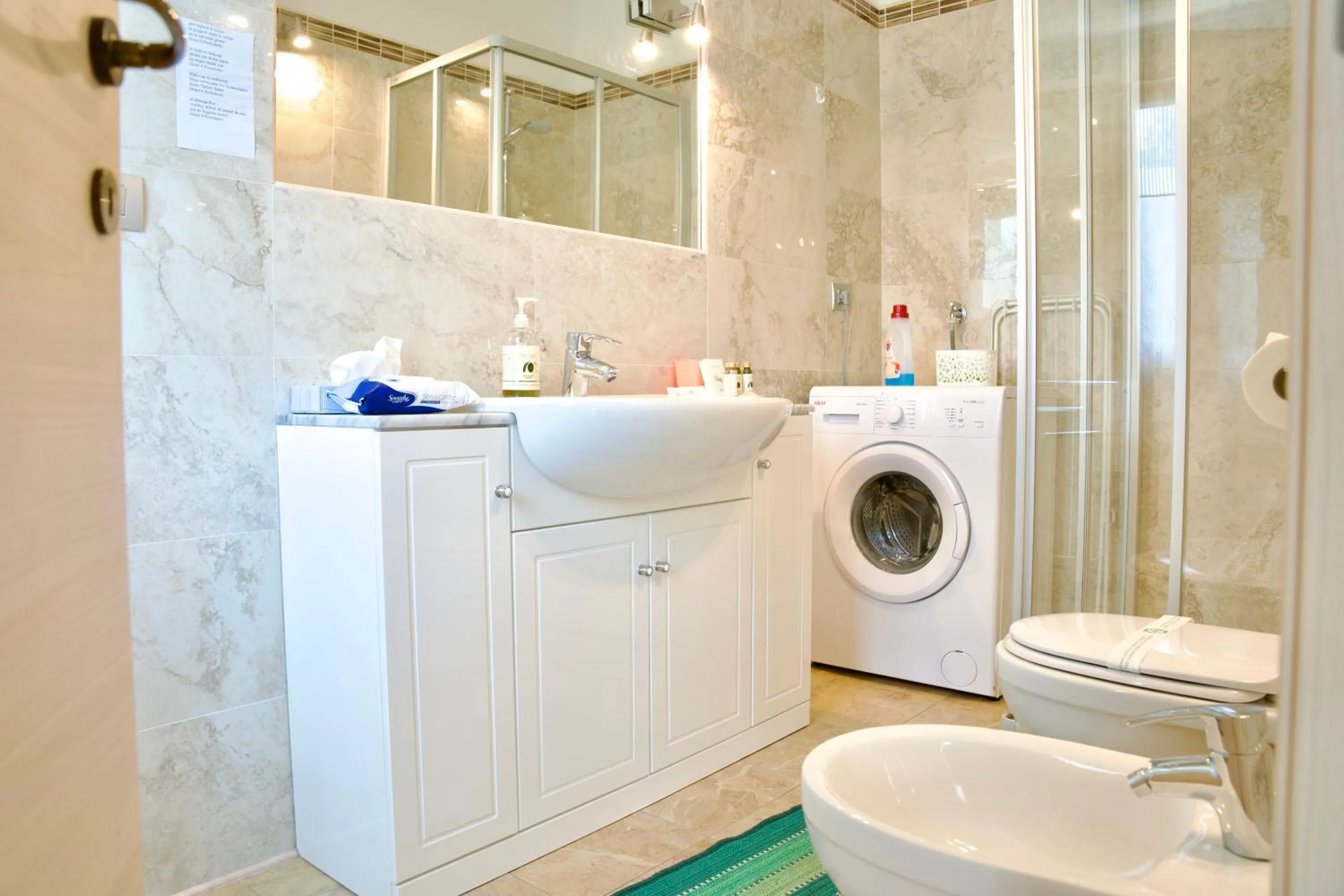 Shower in Hotel Diffuso Il Portichetto sulla collina a Vezio Perledo