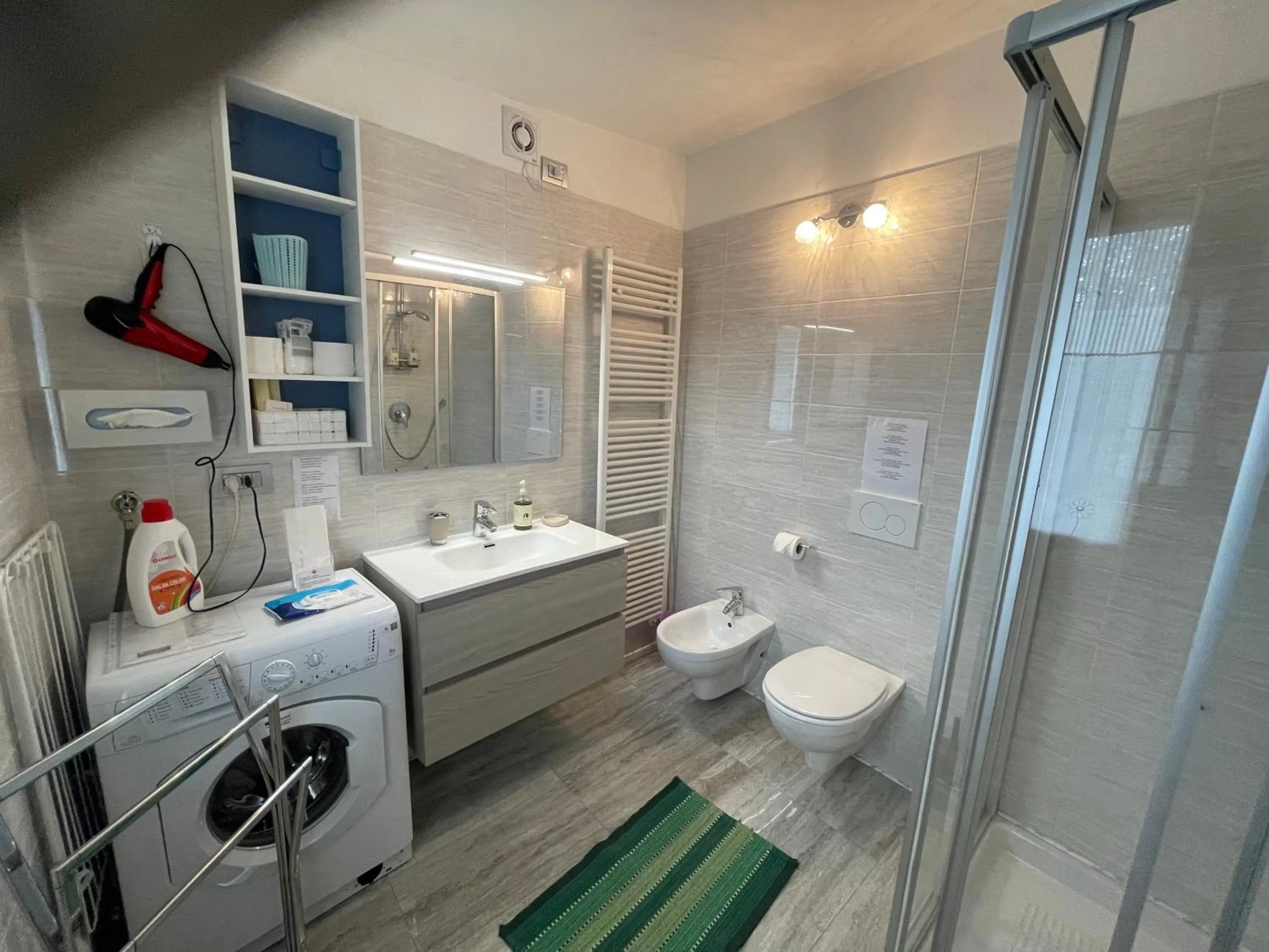 Shower in Hotel Diffuso Il Portichetto sulla collina a Vezio Perledo