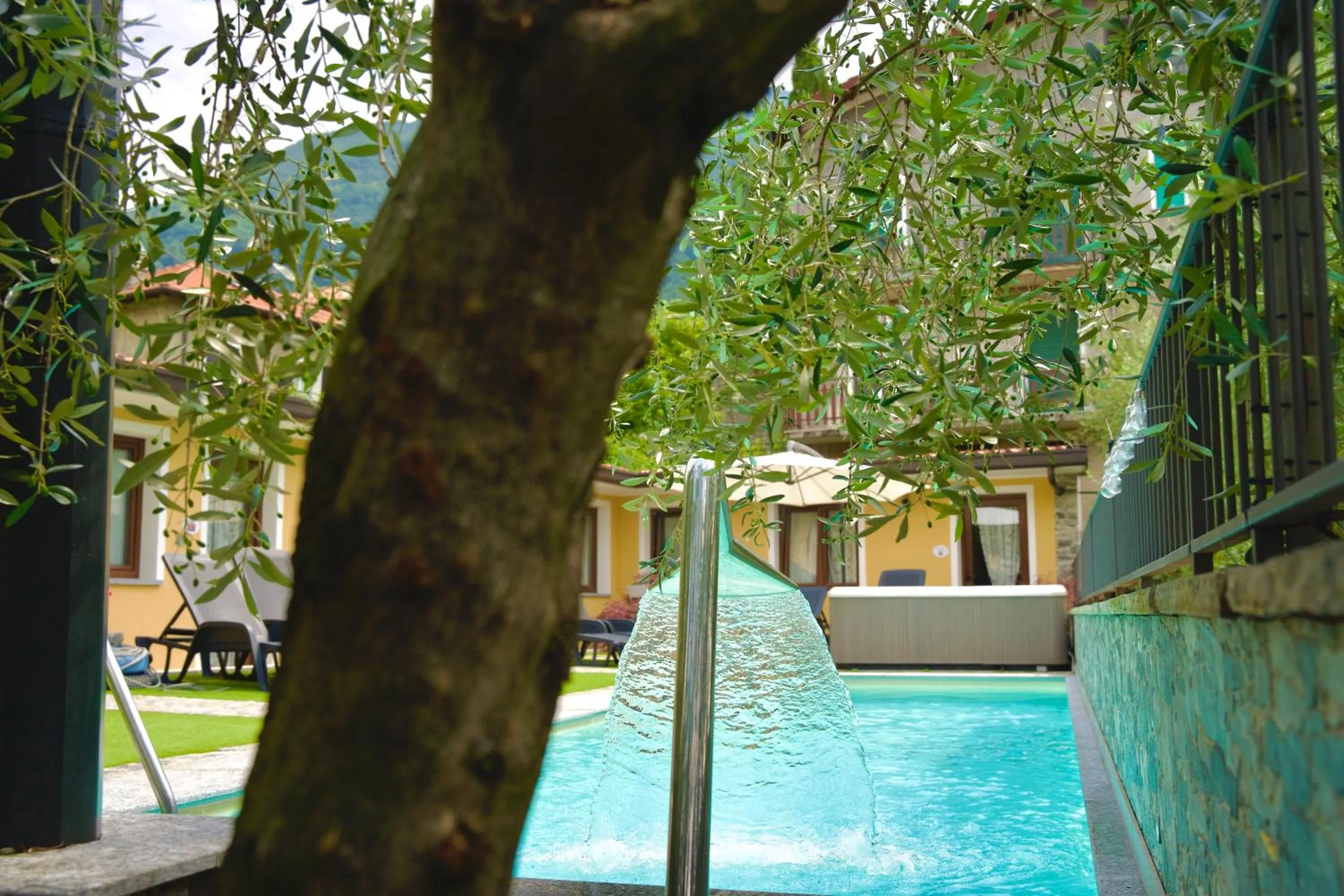 Property building in Hotel Diffuso Il Portichetto sulla collina a Vezio Perledo