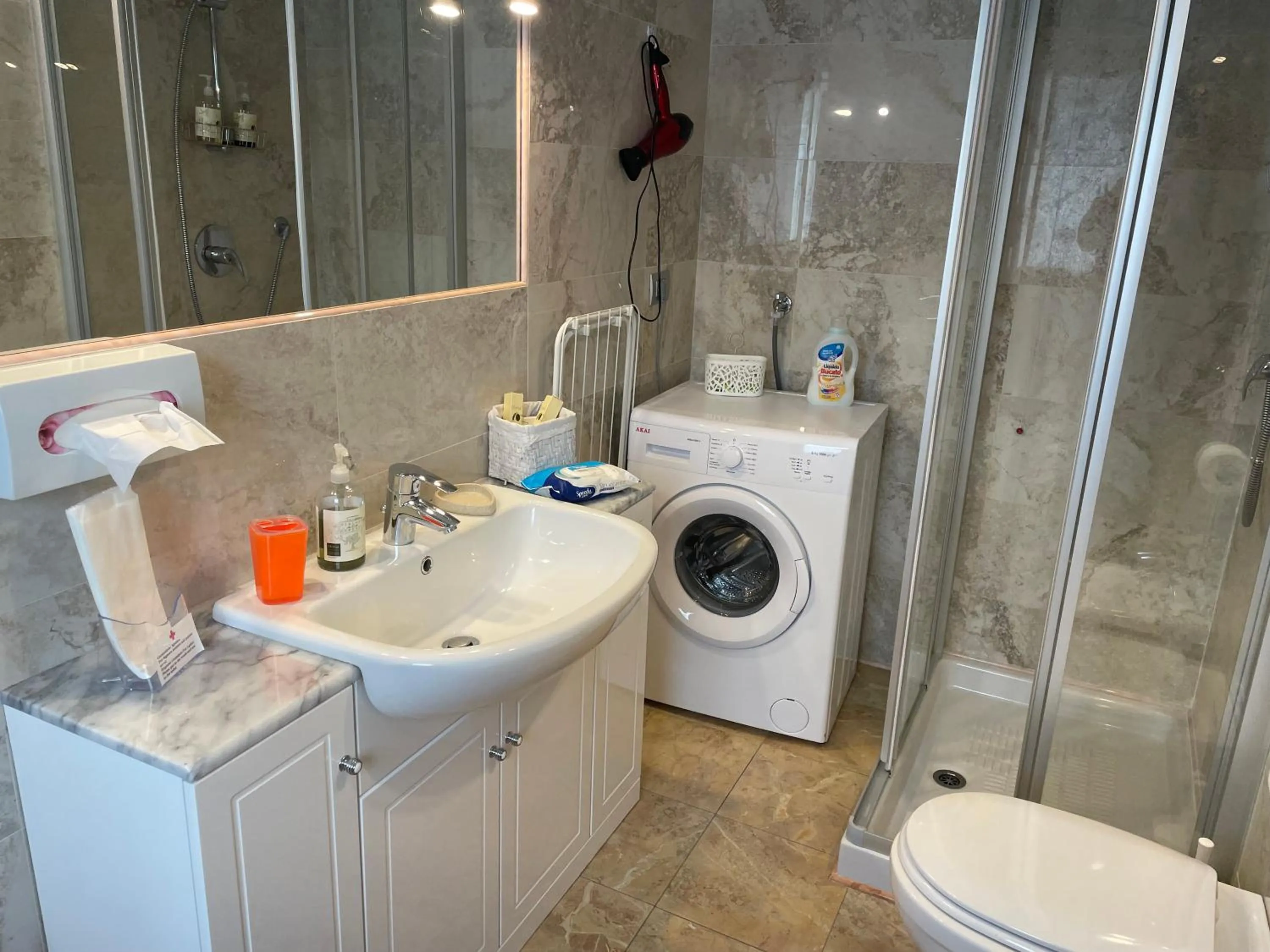 Shower in Hotel Diffuso Il Portichetto sulla collina a Vezio Perledo