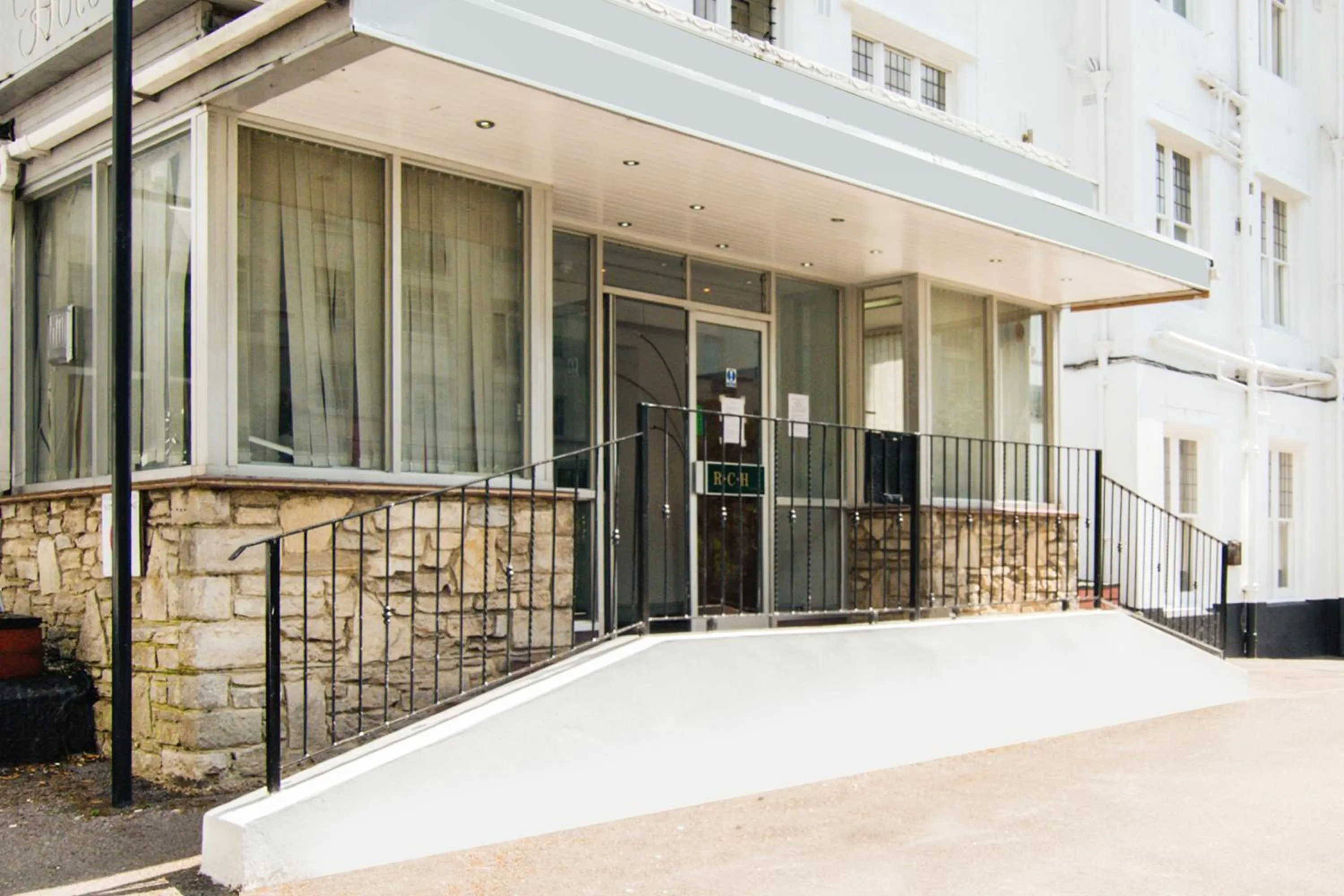 Facade/entrance in Russel Court Hotel Bournemouth Central