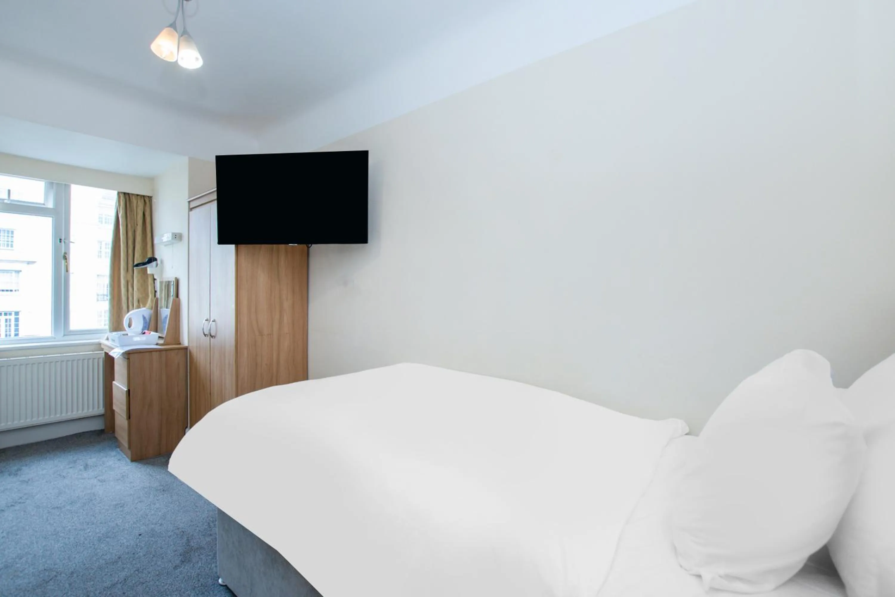TV and multimedia, Bed in Russel Court Hotel Bournemouth Central