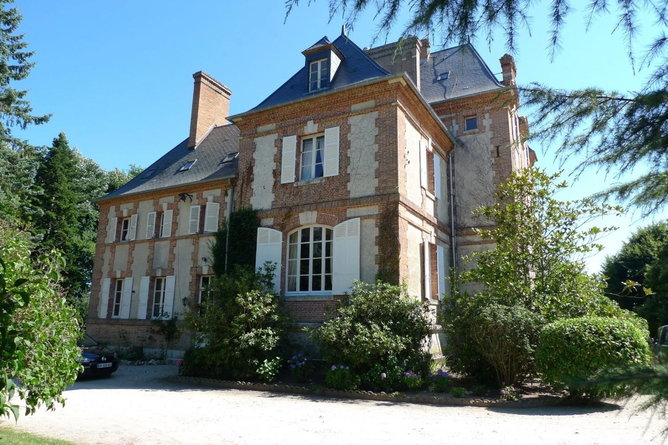 Facade/entrance in Hôtes de Montboulan