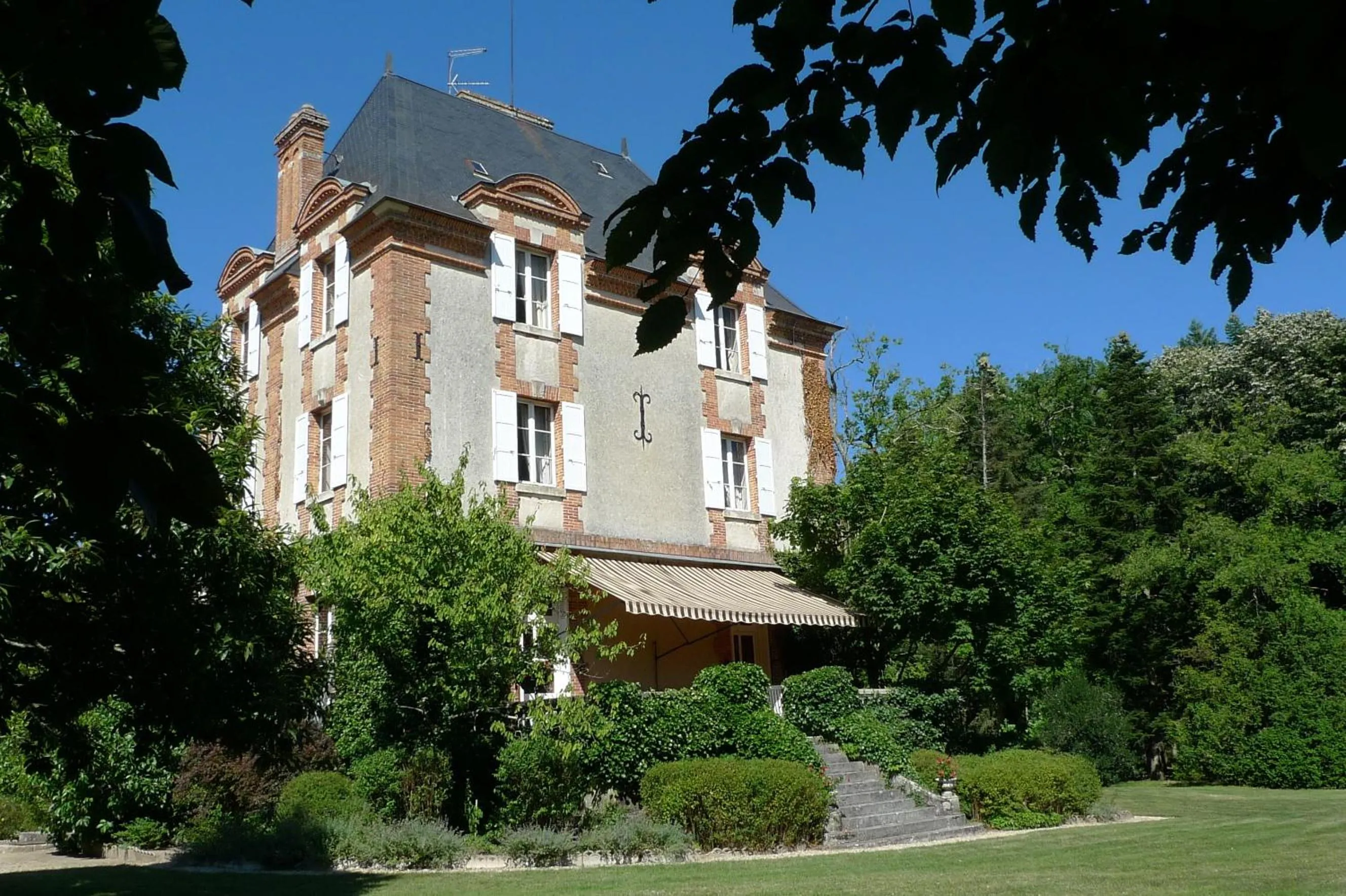 Facade/entrance in Hôtes de Montboulan