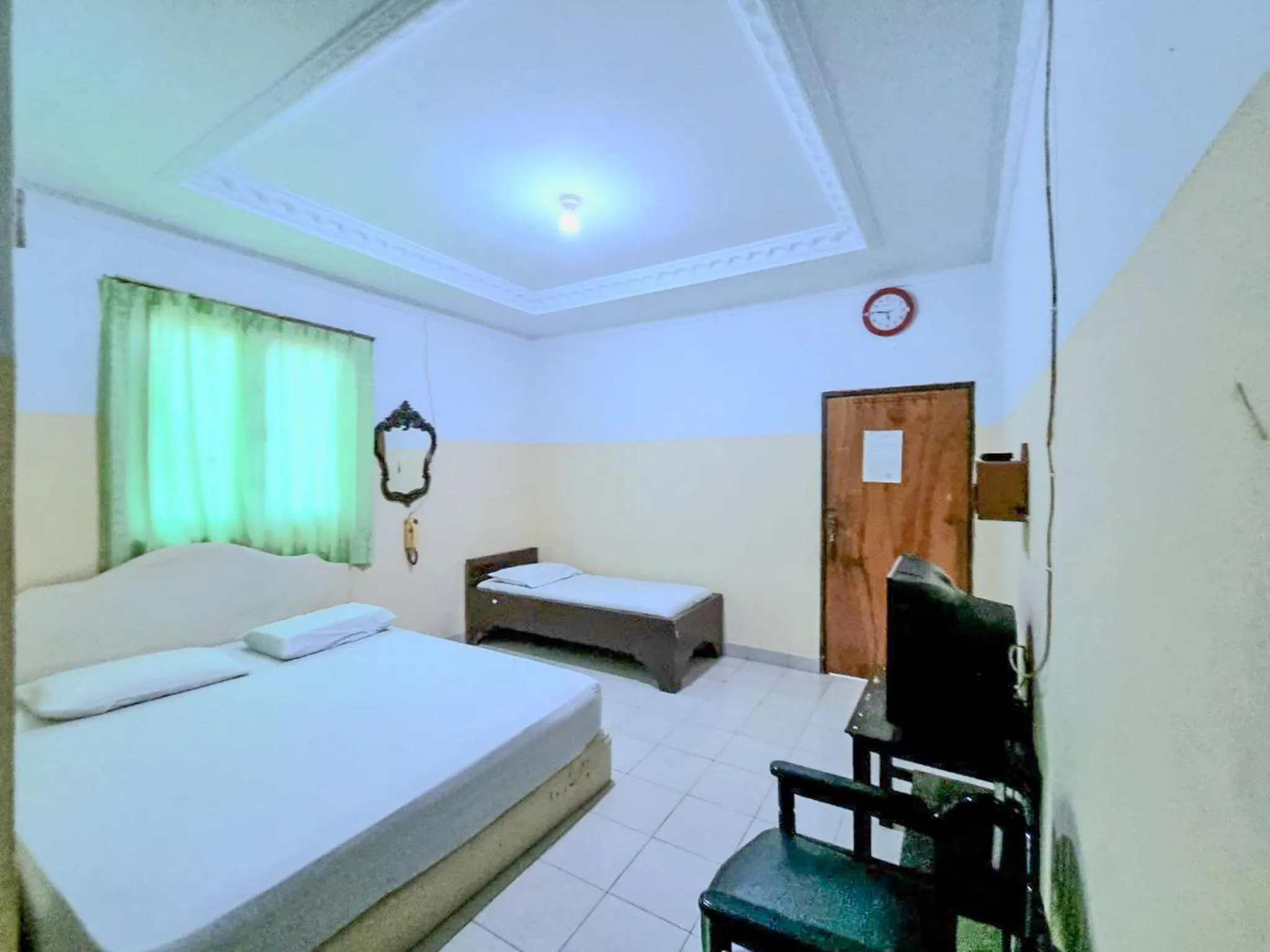 TV and multimedia, Bed in Hotel Taman Sari