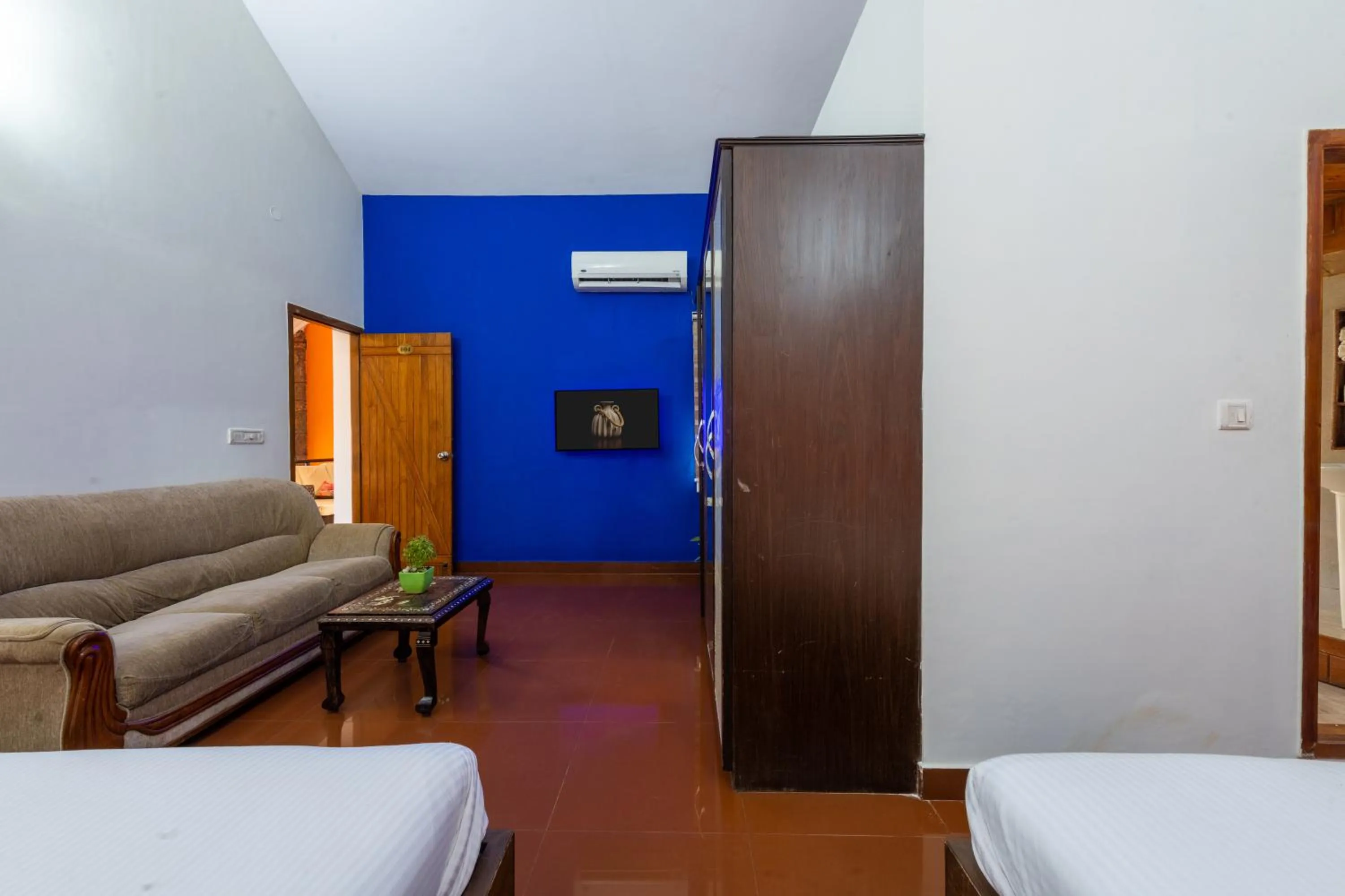 TV and multimedia, Bed in Redstone Villa by Revkeys