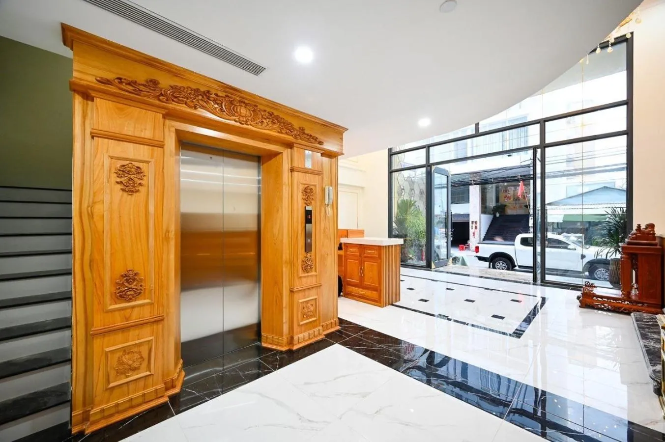 elevator, Bed in PLUS VUNG TAU HOTEL