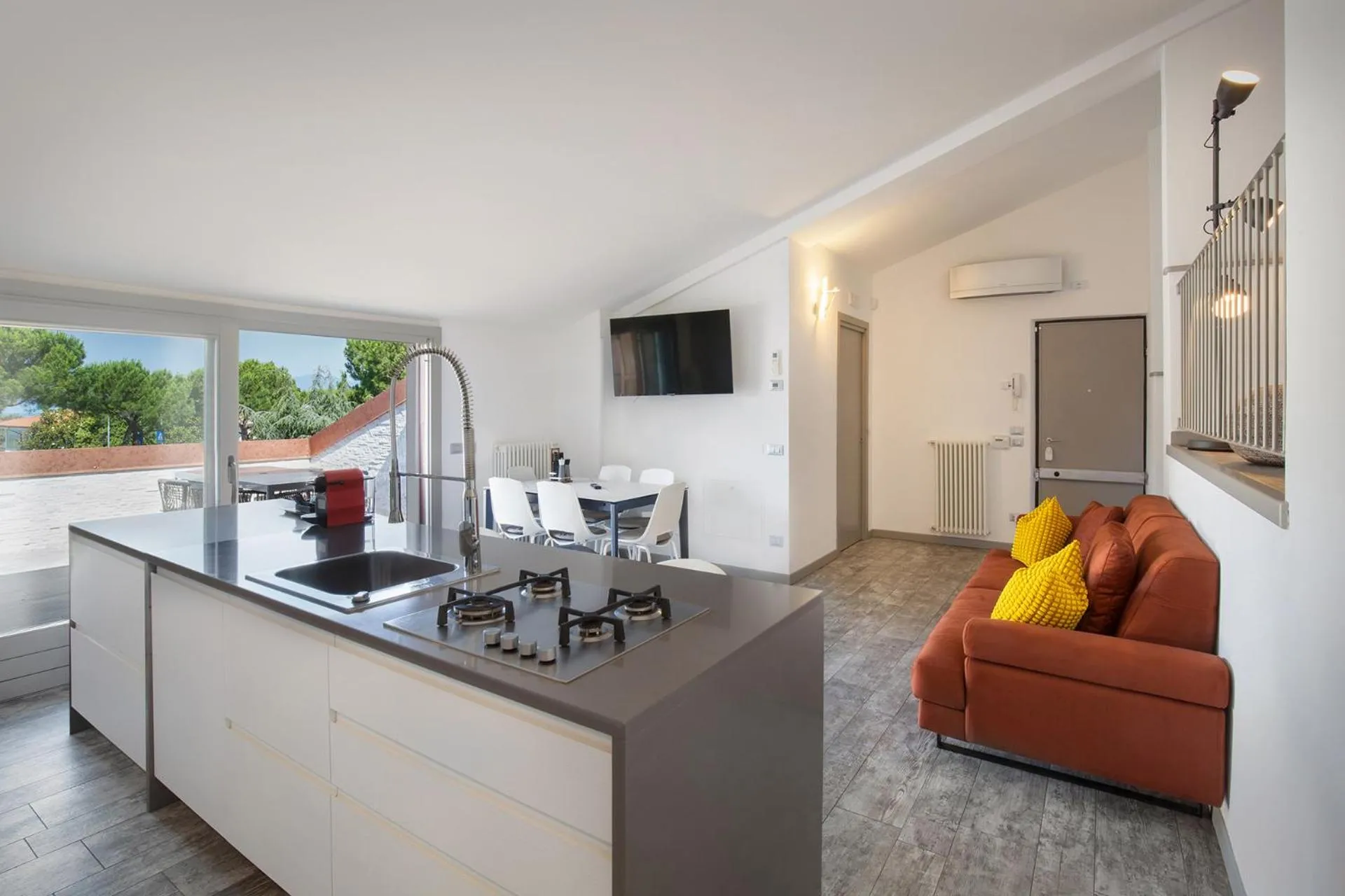 Living room in Luxury Penthouse/Pool/50m to lake