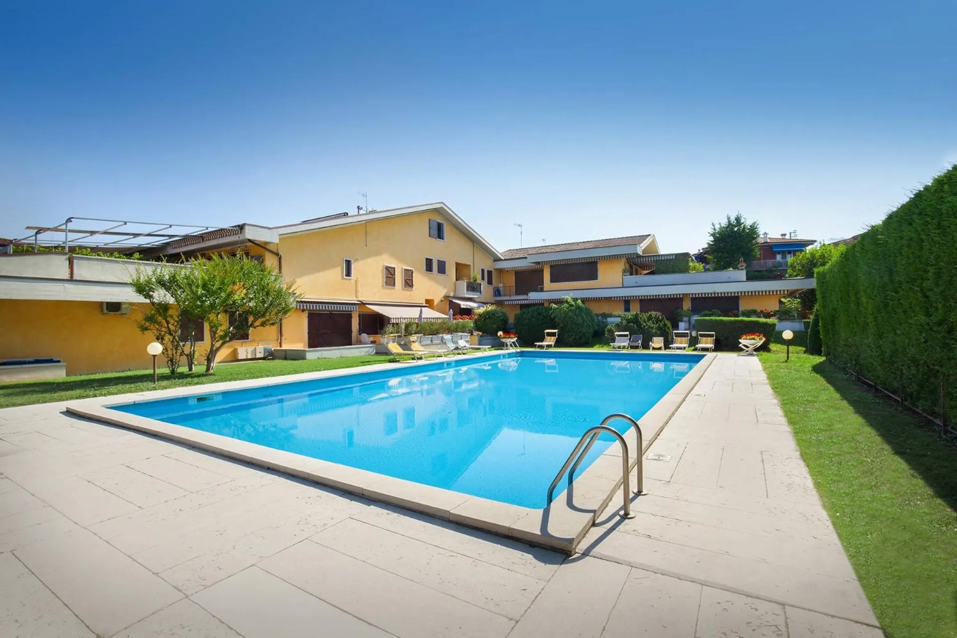 Property building in Luxury Penthouse/Pool/50m to lake