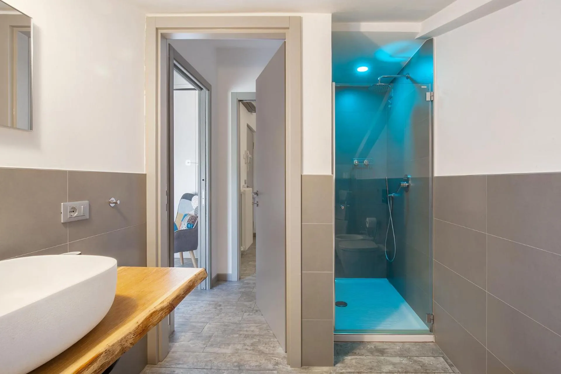 Shower in Luxury Penthouse/Pool/50m to lake
