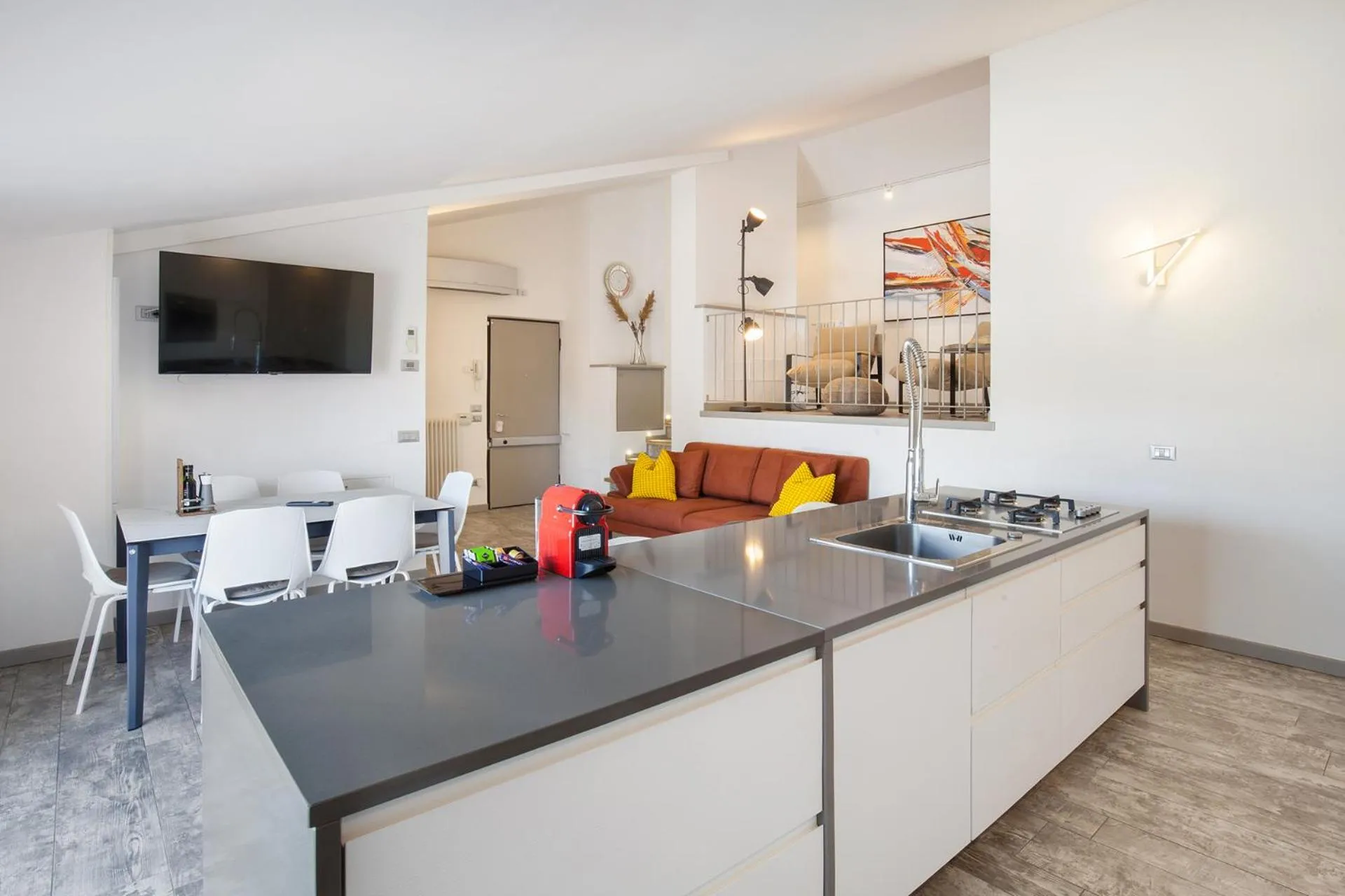 Communal lounge/ TV room in Luxury Penthouse/Pool/50m to lake